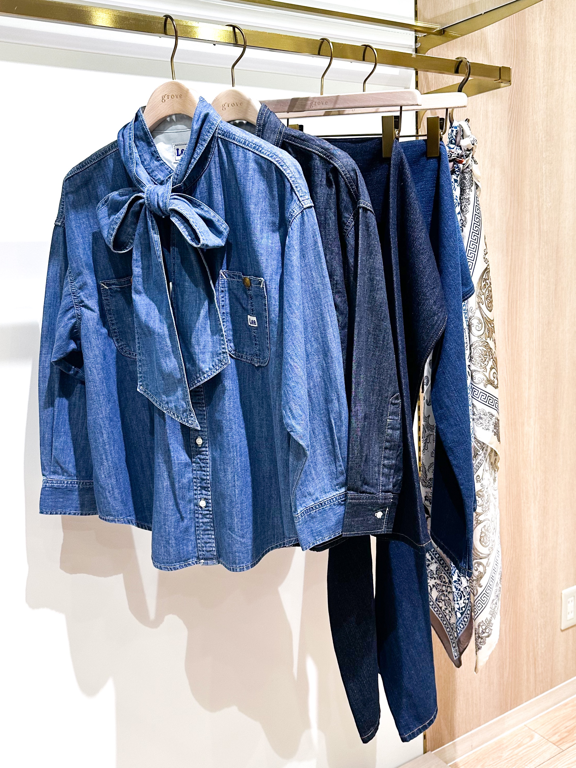 naoさんの「grove｜【Lee&times;grove別注】DENIM BOWTIE SHIRTS」を使ったコーディネート