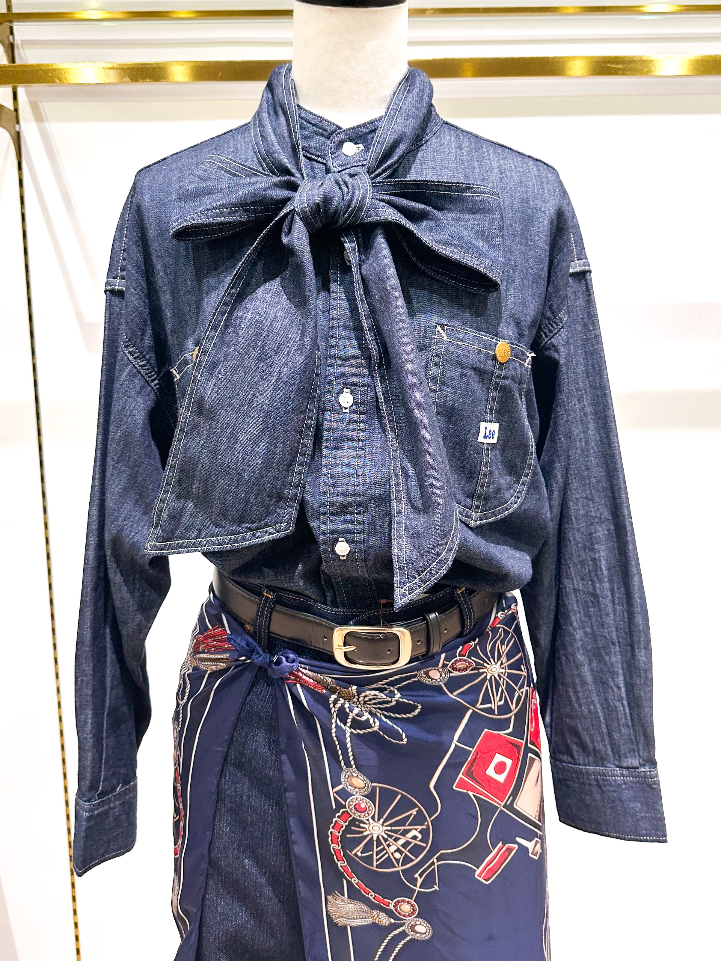 naoさんの「grove｜【Lee&times;grove別注】DENIM BOWTIE SHIRTS」を使ったコーディネート