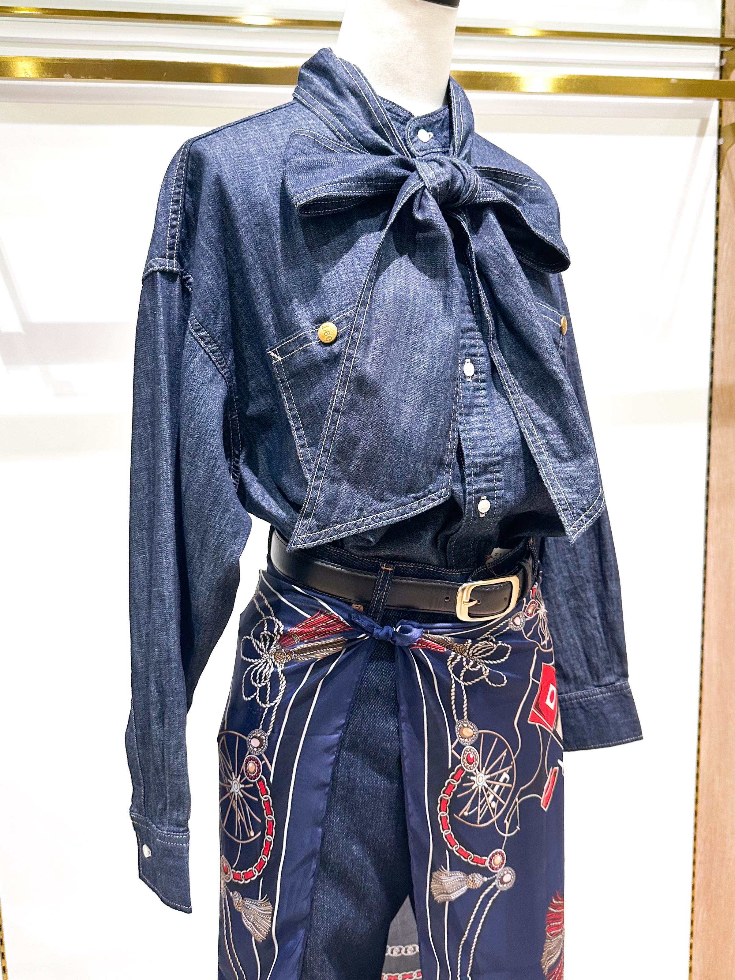 naoさんの「grove｜【Lee&times;grove別注】DENIM BOWTIE SHIRTS」を使ったコーディネート