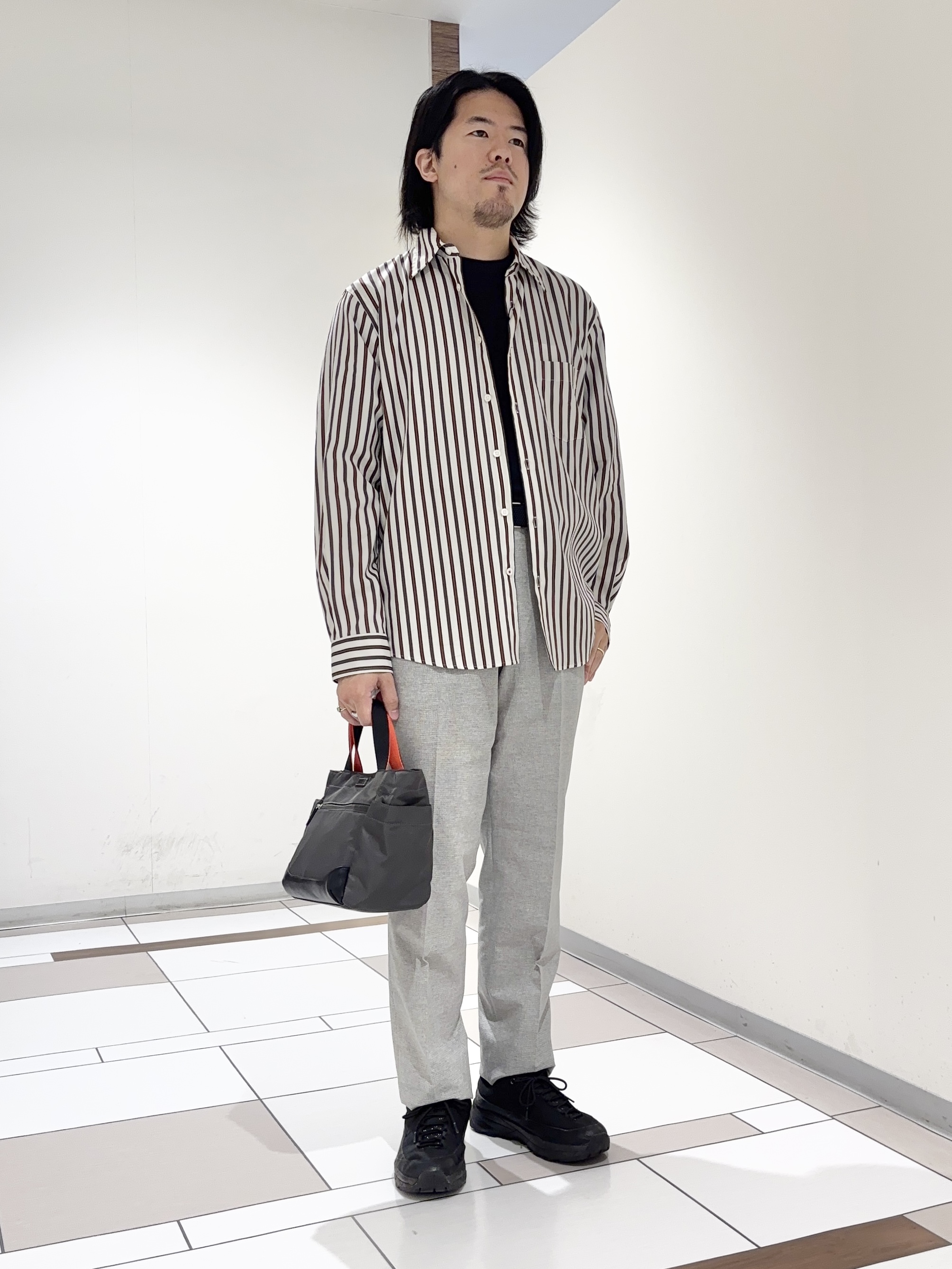 及川さんの「TAKEO KIKUCHI｜【BOWLER HAT LABEL】日本製オルタネートストライプシャツ」を使ったコーディネート