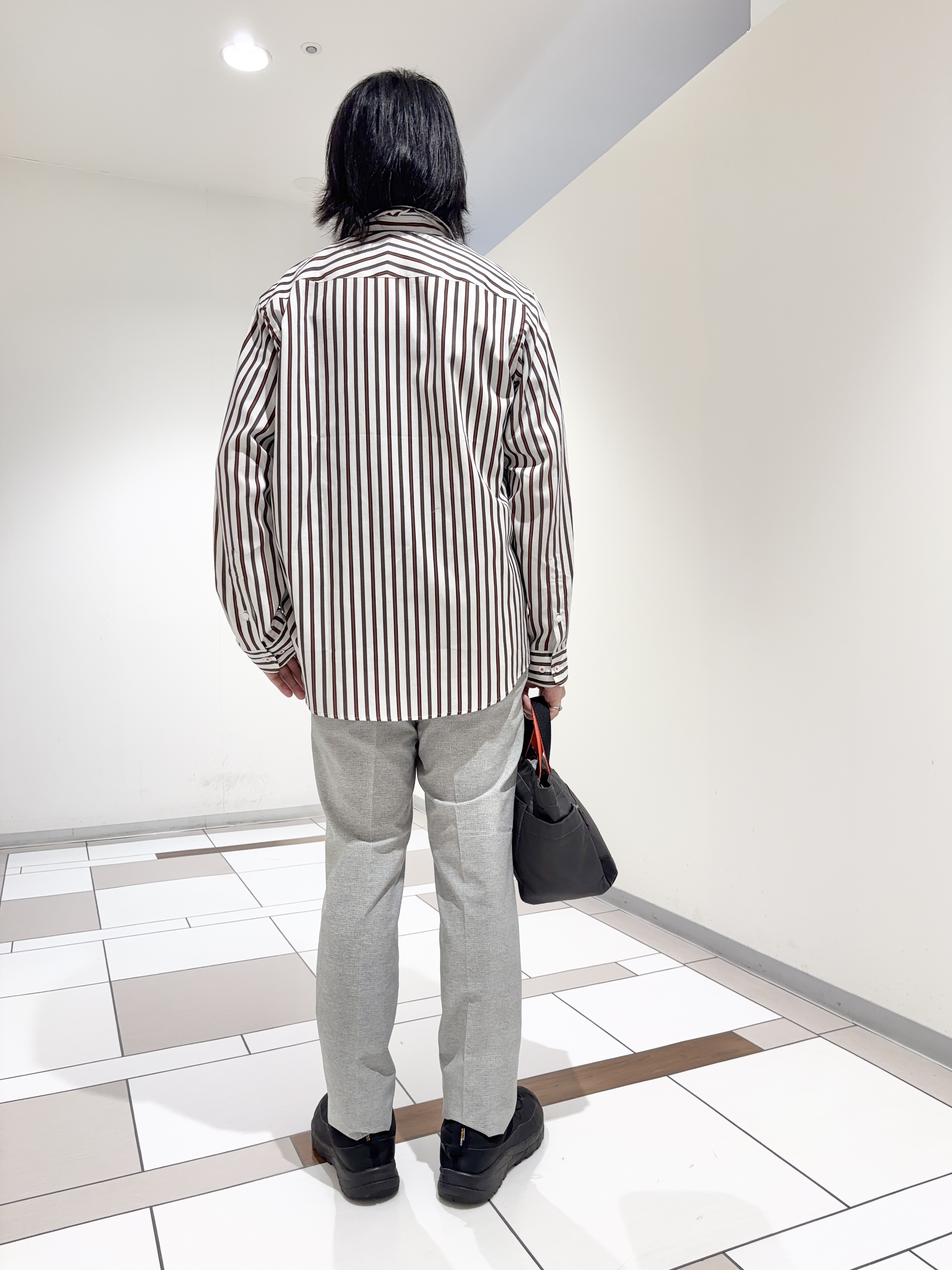 及川さんの「TAKEO KIKUCHI｜【BOWLER HAT LABEL】日本製オルタネートストライプシャツ」を使ったコーディネート