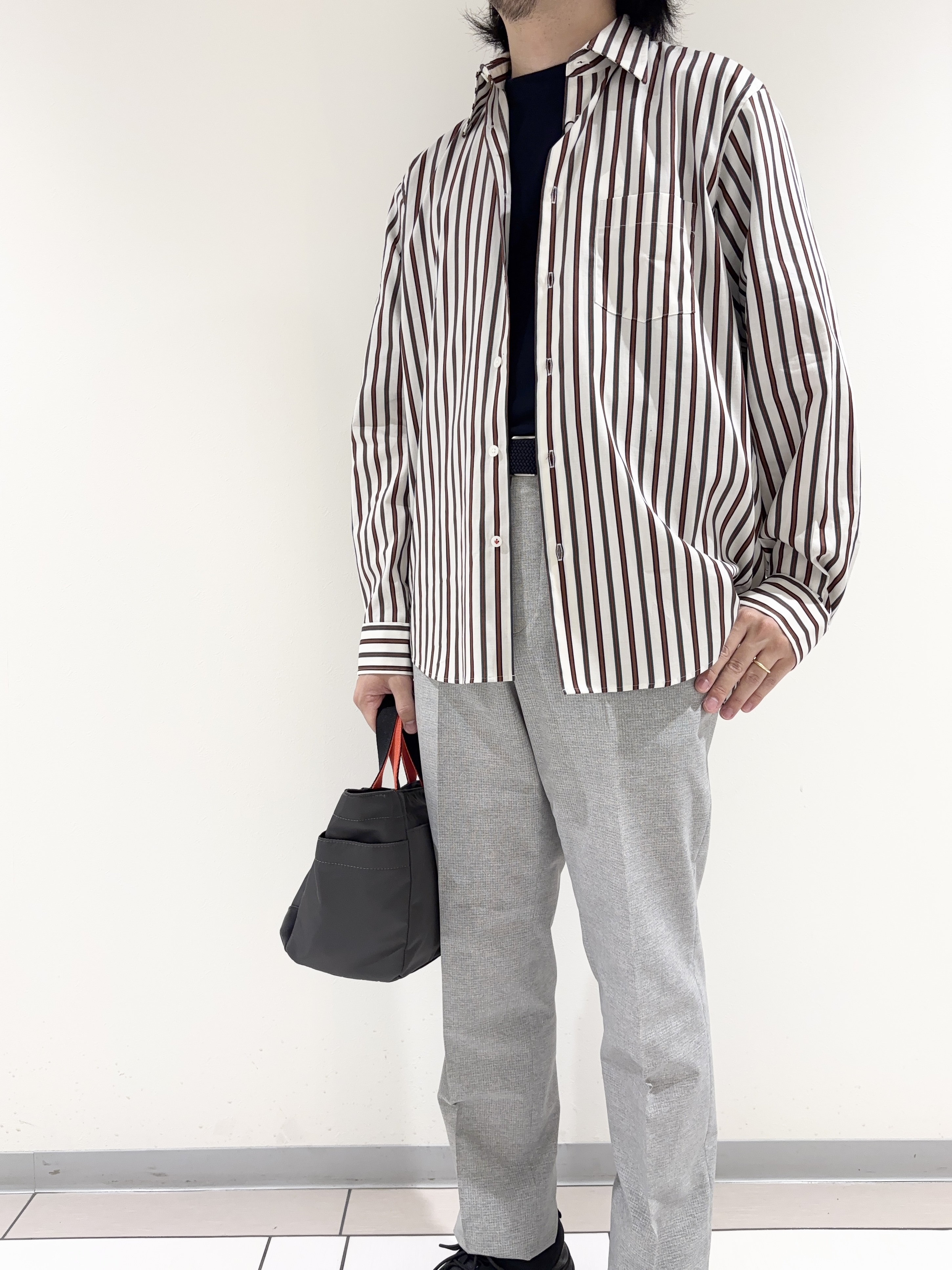 及川さんの「TAKEO KIKUCHI｜【BOWLER HAT LABEL】日本製オルタネートストライプシャツ」を使ったコーディネート