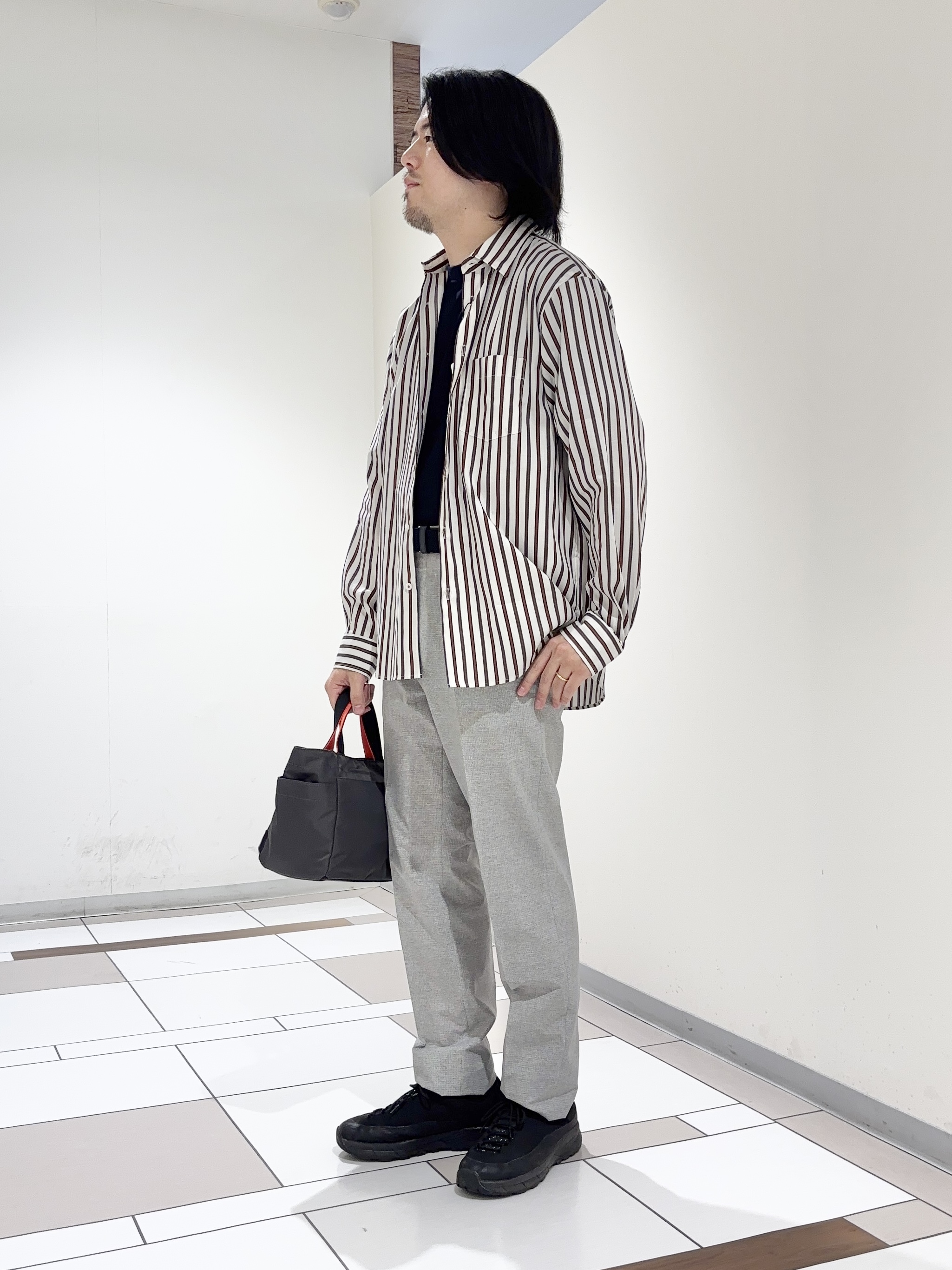 及川さんの「TAKEO KIKUCHI｜【BOWLER HAT LABEL】日本製オルタネートストライプシャツ」を使ったコーディネート