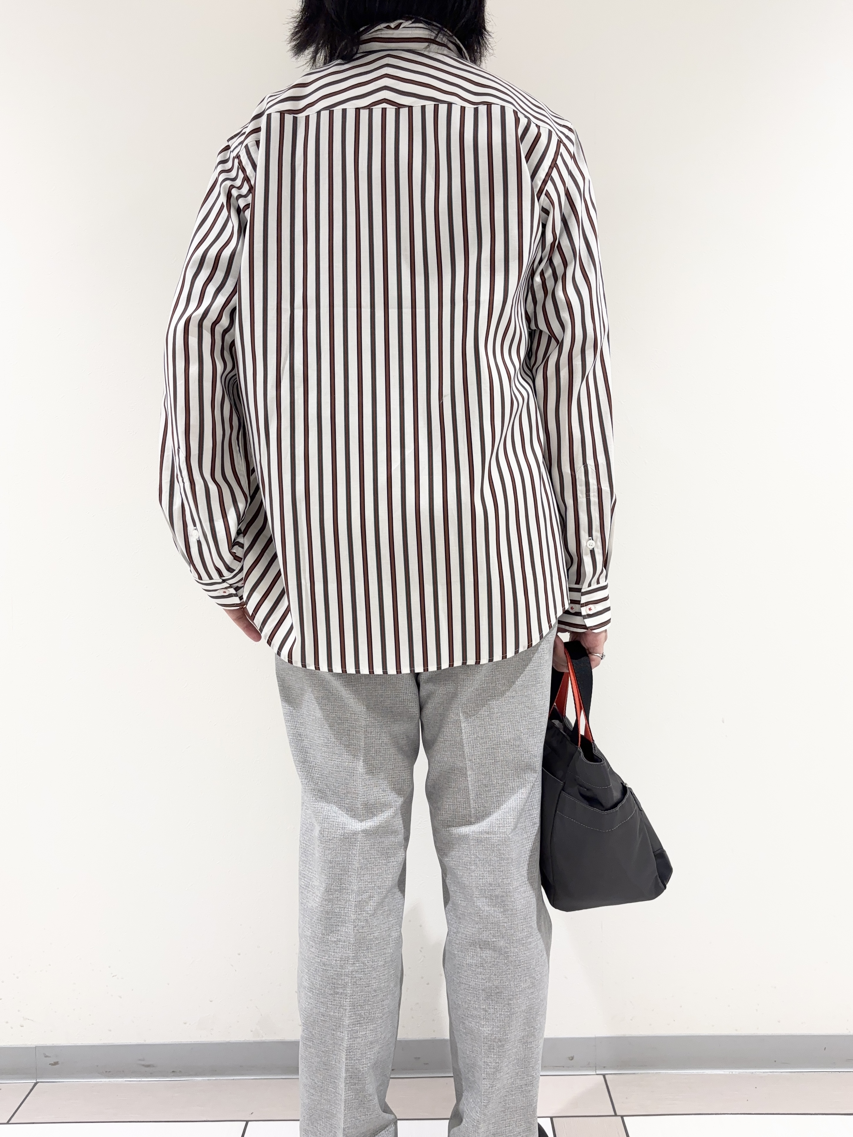 及川さんの「TAKEO KIKUCHI｜【BOWLER HAT LABEL】日本製オルタネートストライプシャツ」を使ったコーディネート