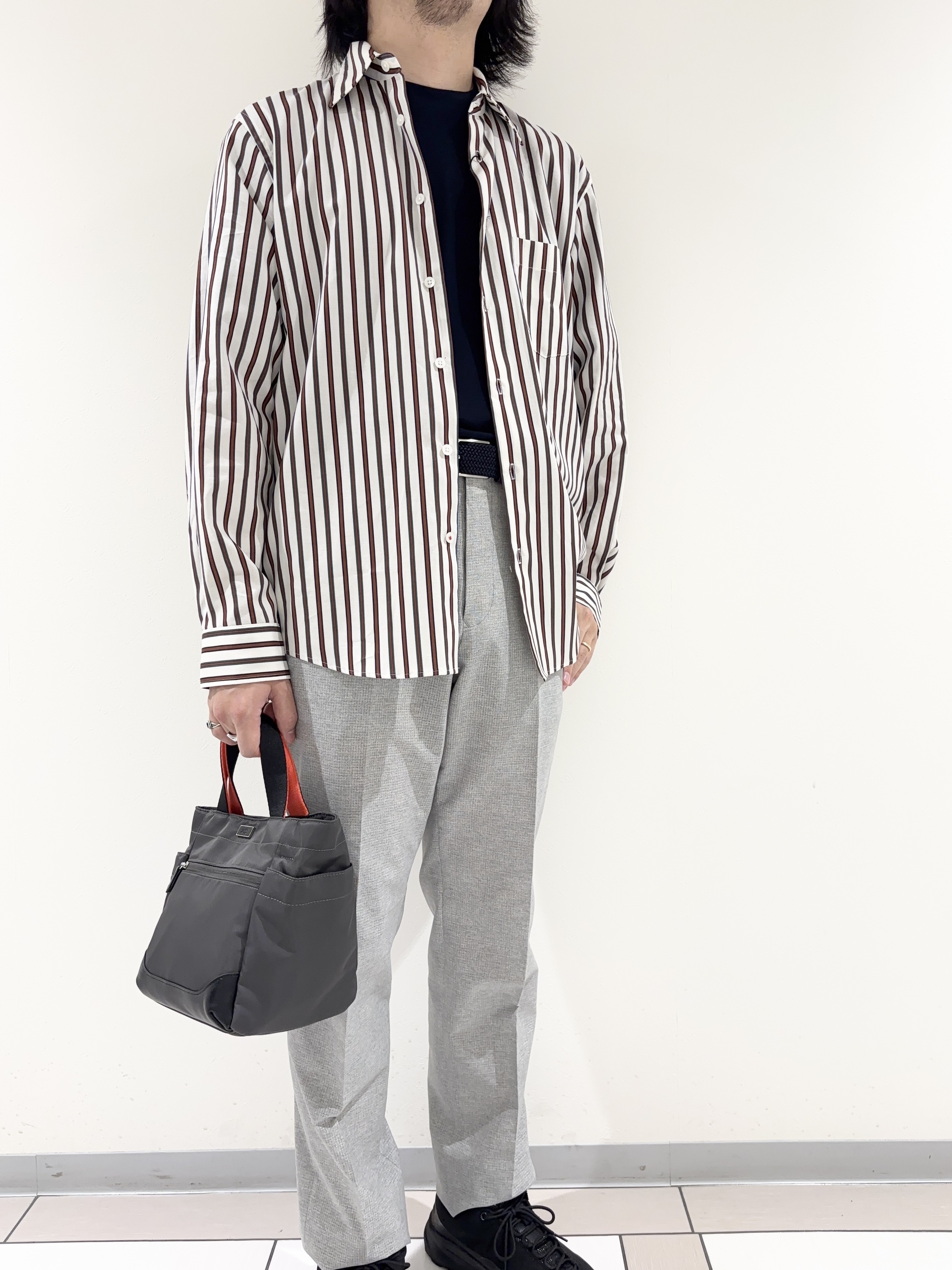 及川さんの「TAKEO KIKUCHI｜【BOWLER HAT LABEL】日本製オルタネートストライプシャツ」を使ったコーディネート