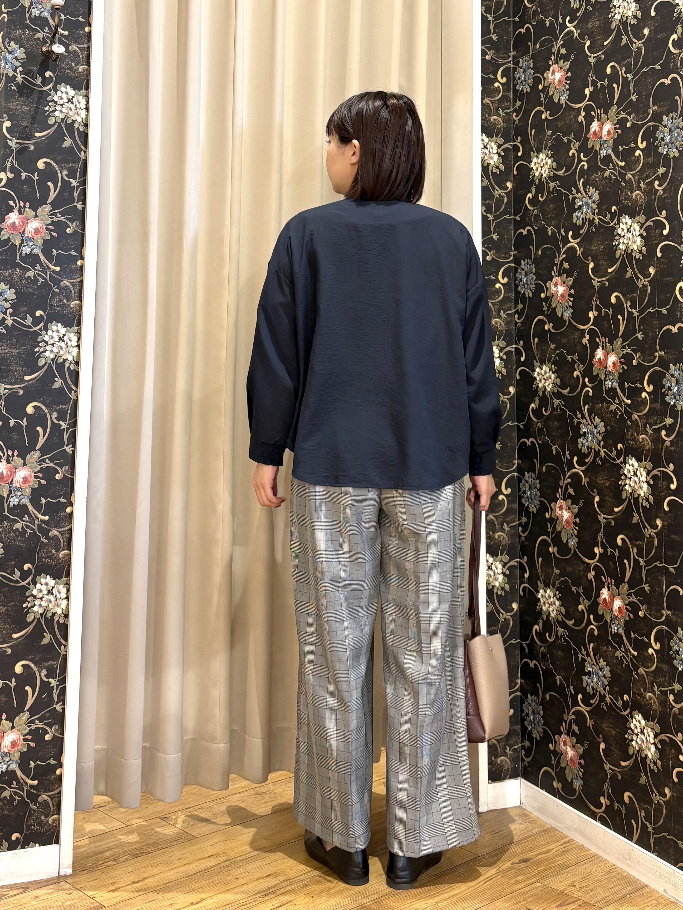 ネリさんの「SHOO･LA･RUE｜【洗濯後しわになりにくい/S-LL】こなれ見え ゆるっと キーネック金ボタンポケットシャツ」を使ったコーディネート