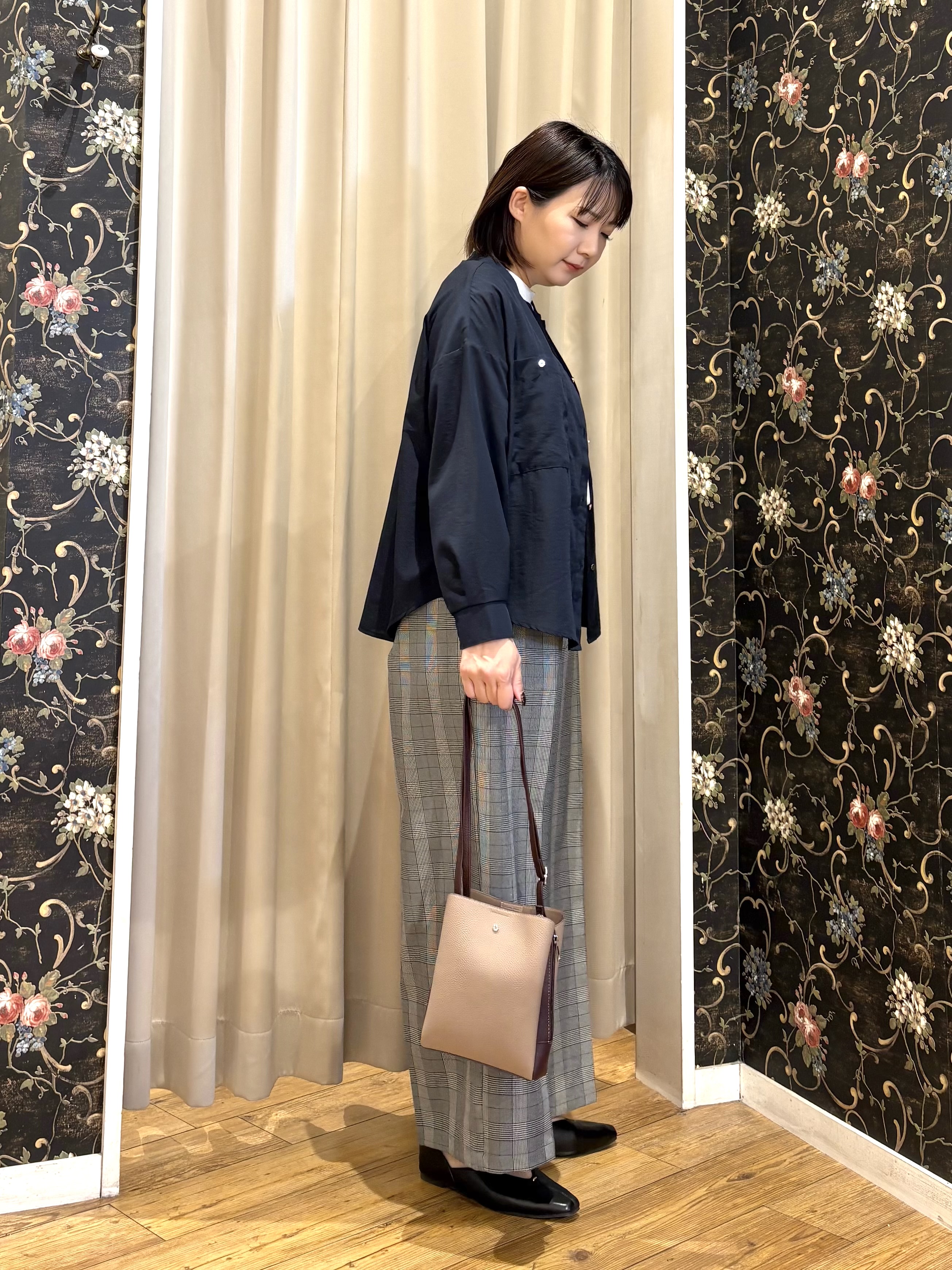 ネリさんの「SHOO･LA･RUE｜【洗濯後しわになりにくい/S-LL】こなれ見え ゆるっと キーネック金ボタンポケットシャツ」を使ったコーディネート