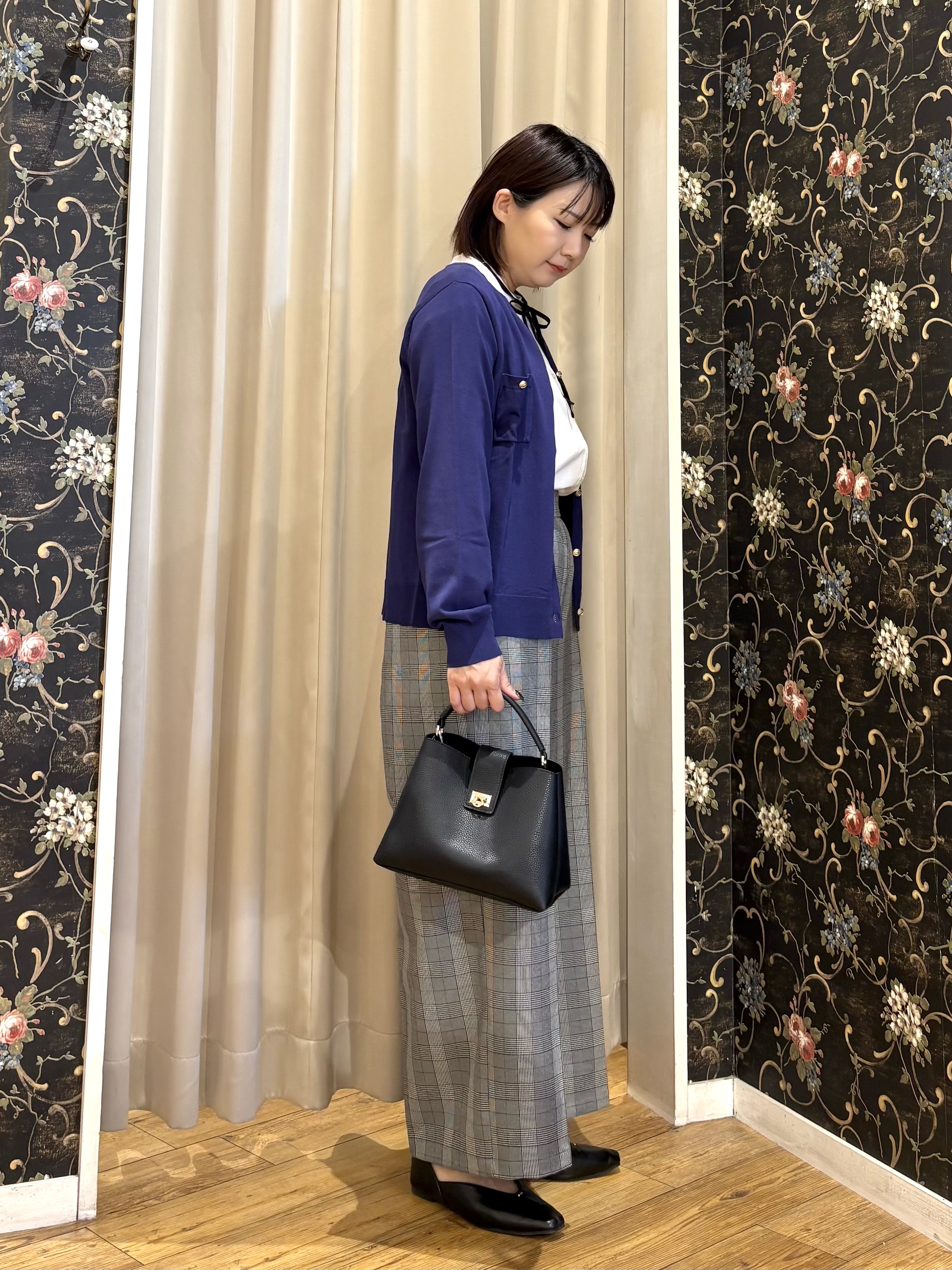 ネリさんの「SHOO･LA･RUE｜【洗濯機可/S-LL】金ボタンが上品に。さらさらタッチカーディガン」を使ったコーディネート