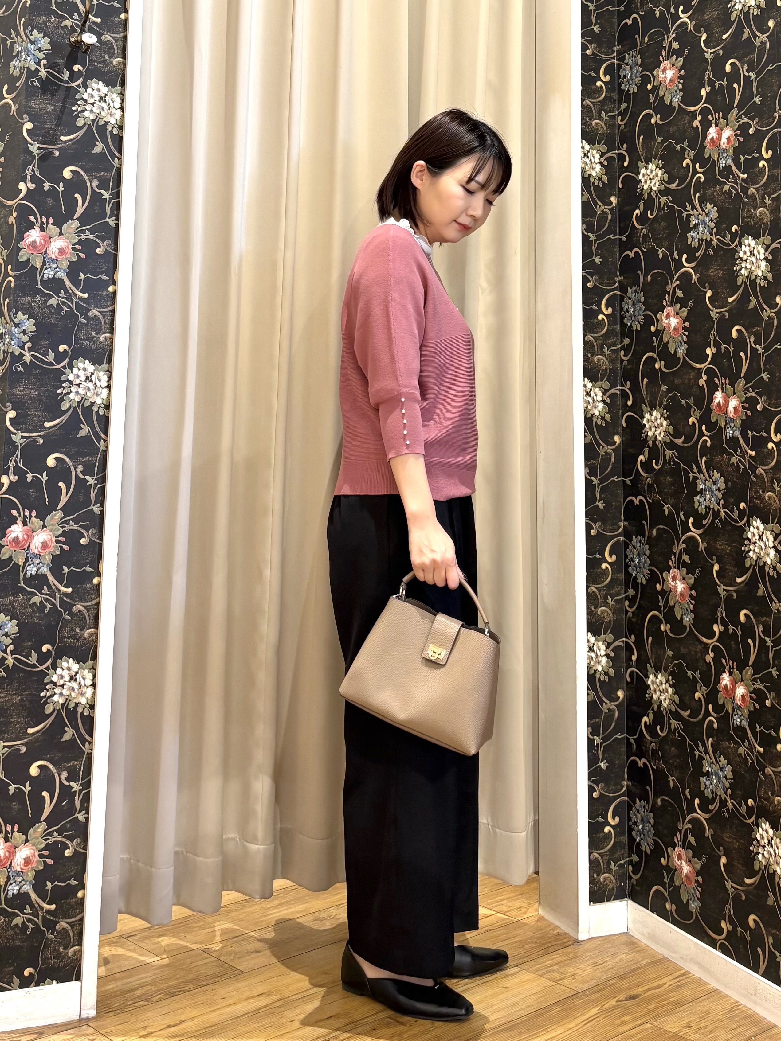 ネリさんの「SHOO･LA･RUE｜【毛玉になりにくい】パール調ボタンが女性らしさをプラス ガーター切替 7分袖ドルマンニット」を使ったコーディネート