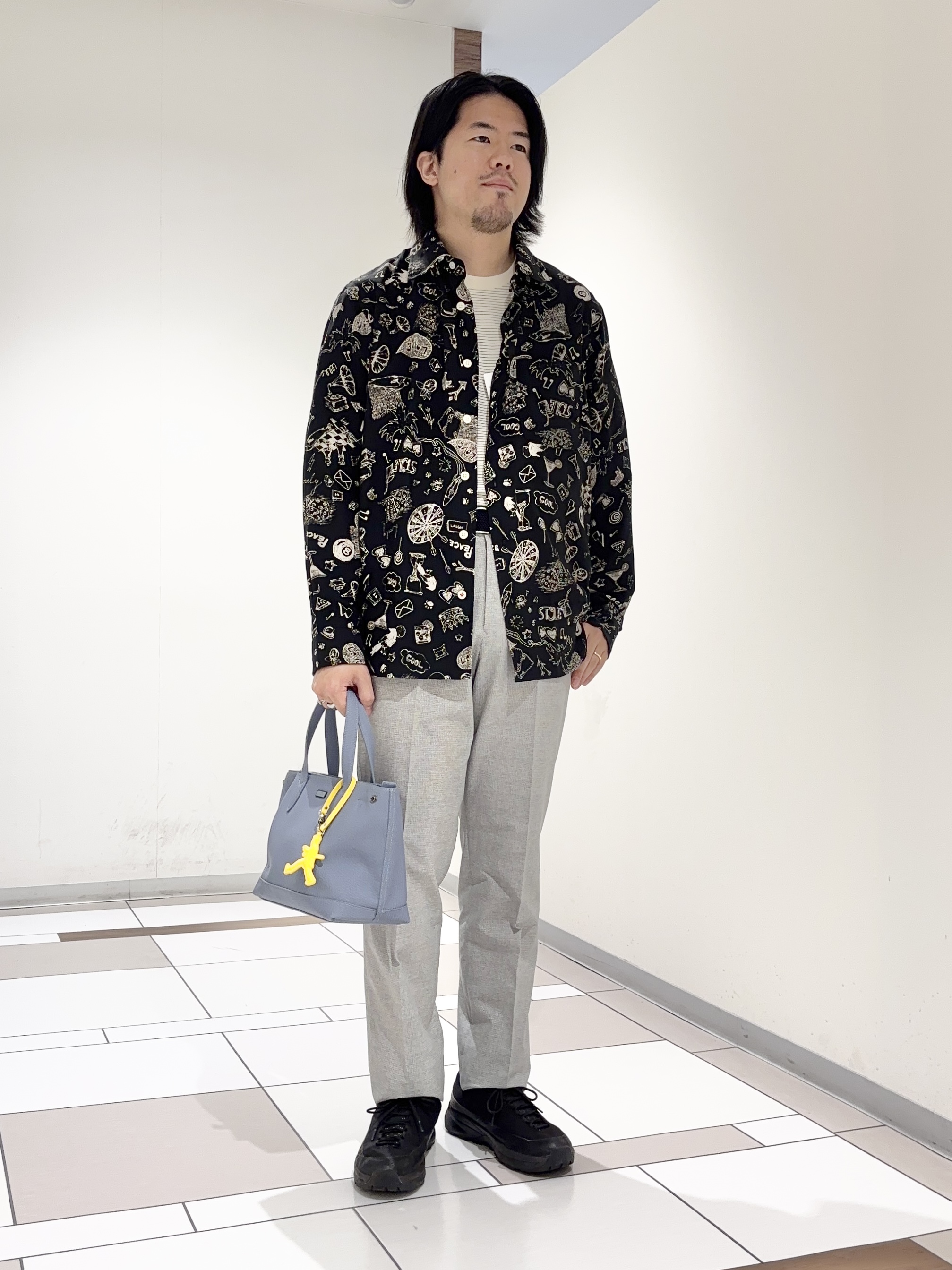 及川さんの「TAKEO KIKUCHI｜【BOWLER HAT LABEL】日本製PLAYプリントシャツ」を使ったコーディネート