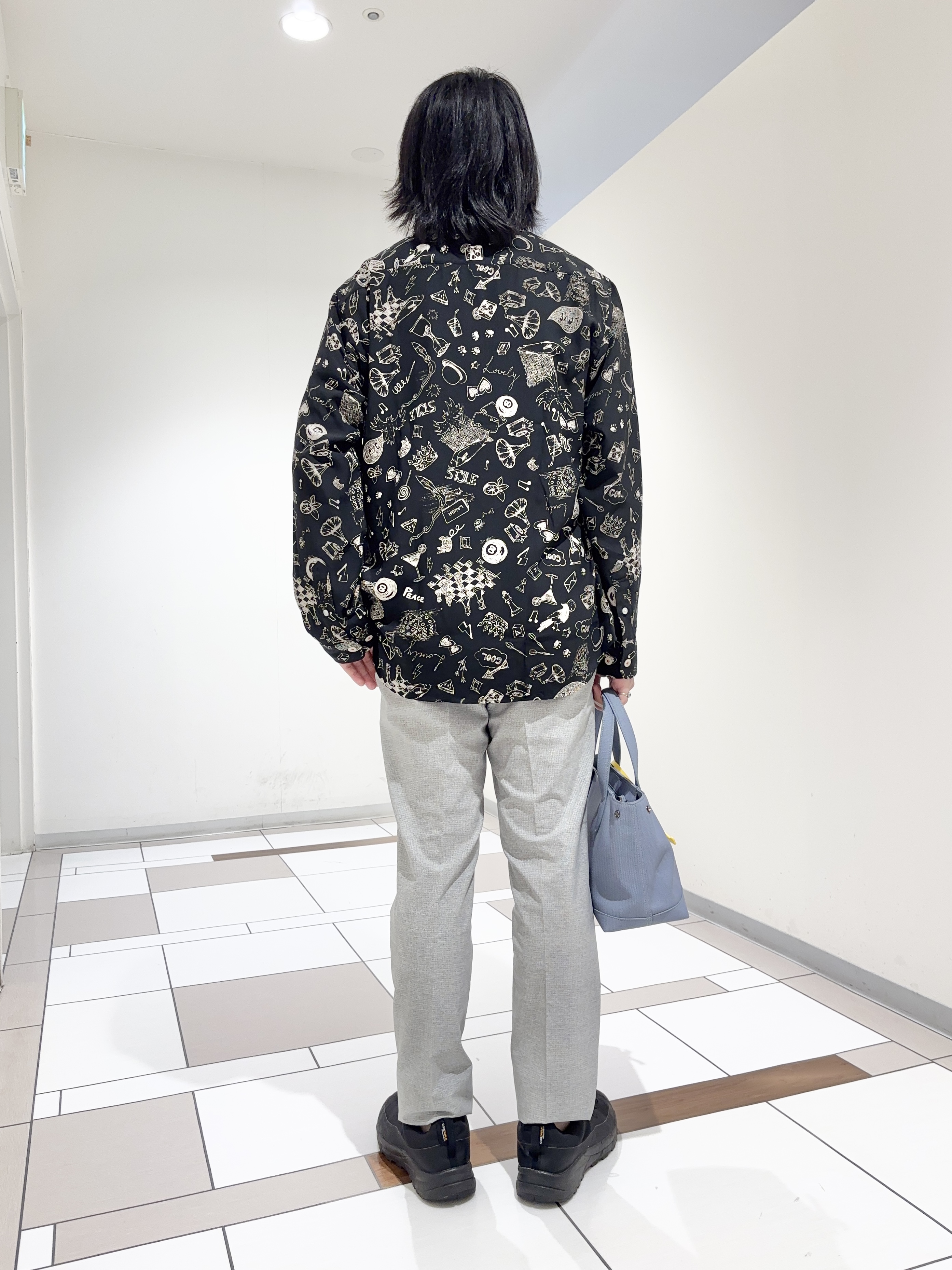 及川さんの「TAKEO KIKUCHI｜【BOWLER HAT LABEL】日本製PLAYプリントシャツ」を使ったコーディネート