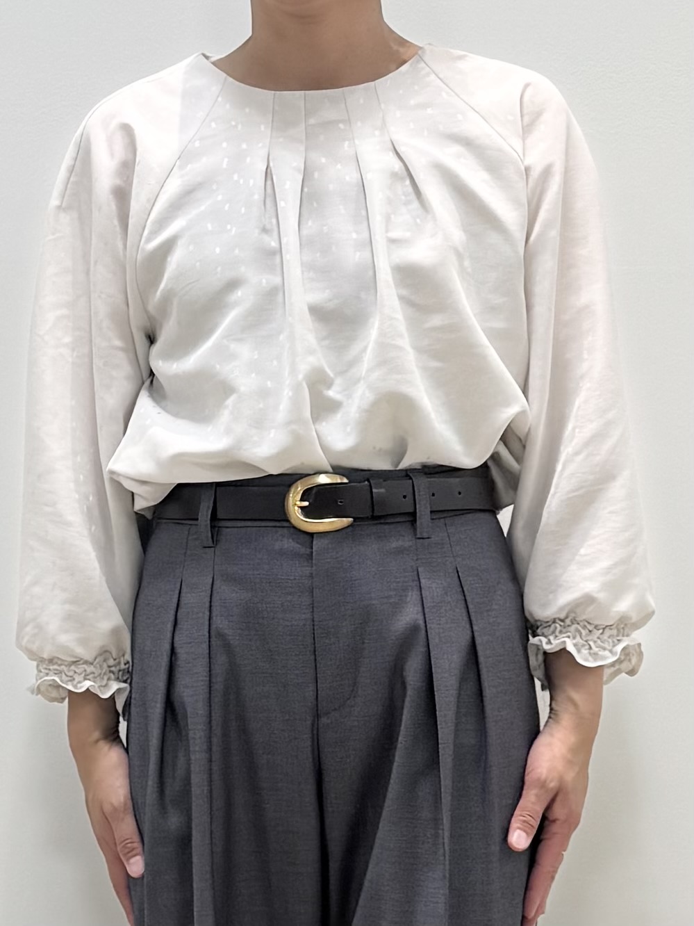 koyaさんの「Reflect｜タックデザイン ラグランスリーブブラウス」を使ったコーディネート