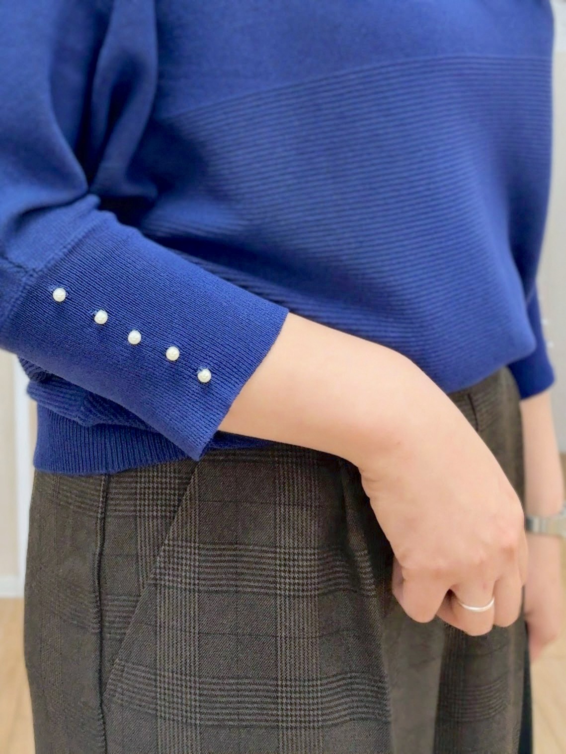 nanaseさんの「SHOO･LA･RUE｜【毛玉になりにくい】パール調ボタンが女性らしさをプラス ガーター切替 7分袖ドルマンニット」を使ったコーディネート