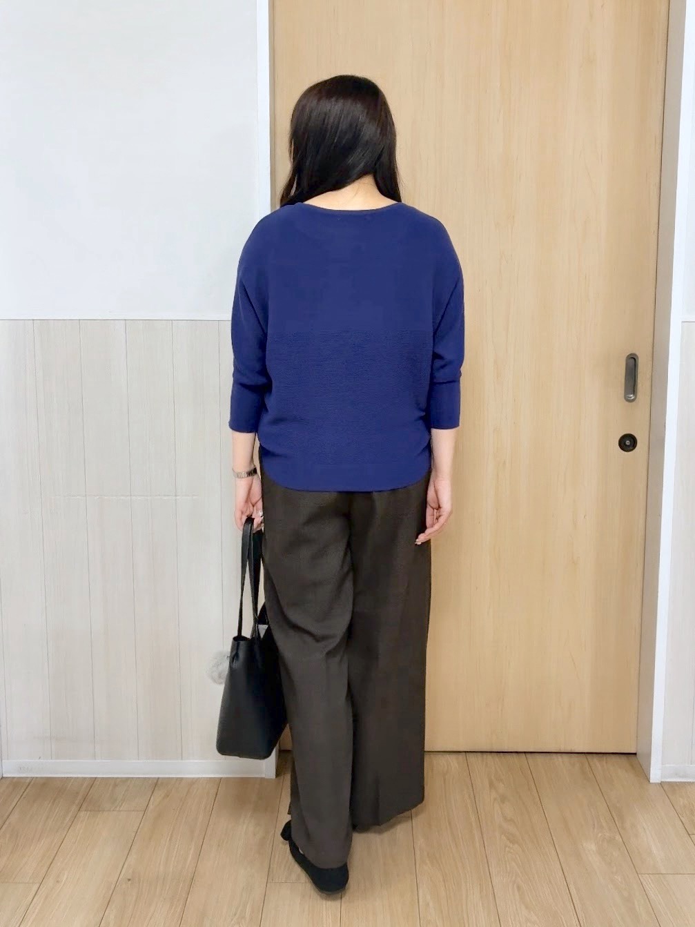 nanaseさんの「SHOO･LA･RUE｜【毛玉になりにくい】パール調ボタンが女性らしさをプラス ガーター切替 7分袖ドルマンニット」を使ったコーディネート