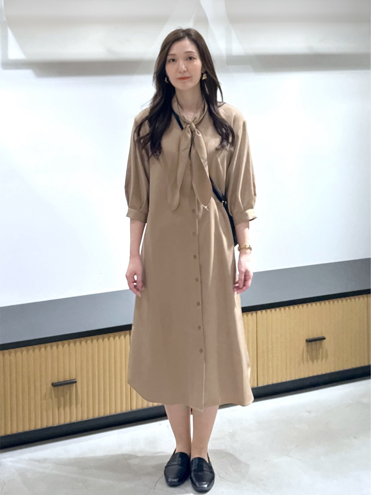 keito.iさんの「OPAQUE.CLIP｜【森絵梨佳さん着用】ボウタイ付きシャツワンピース《洗濯機OK》」を使ったコーディネート