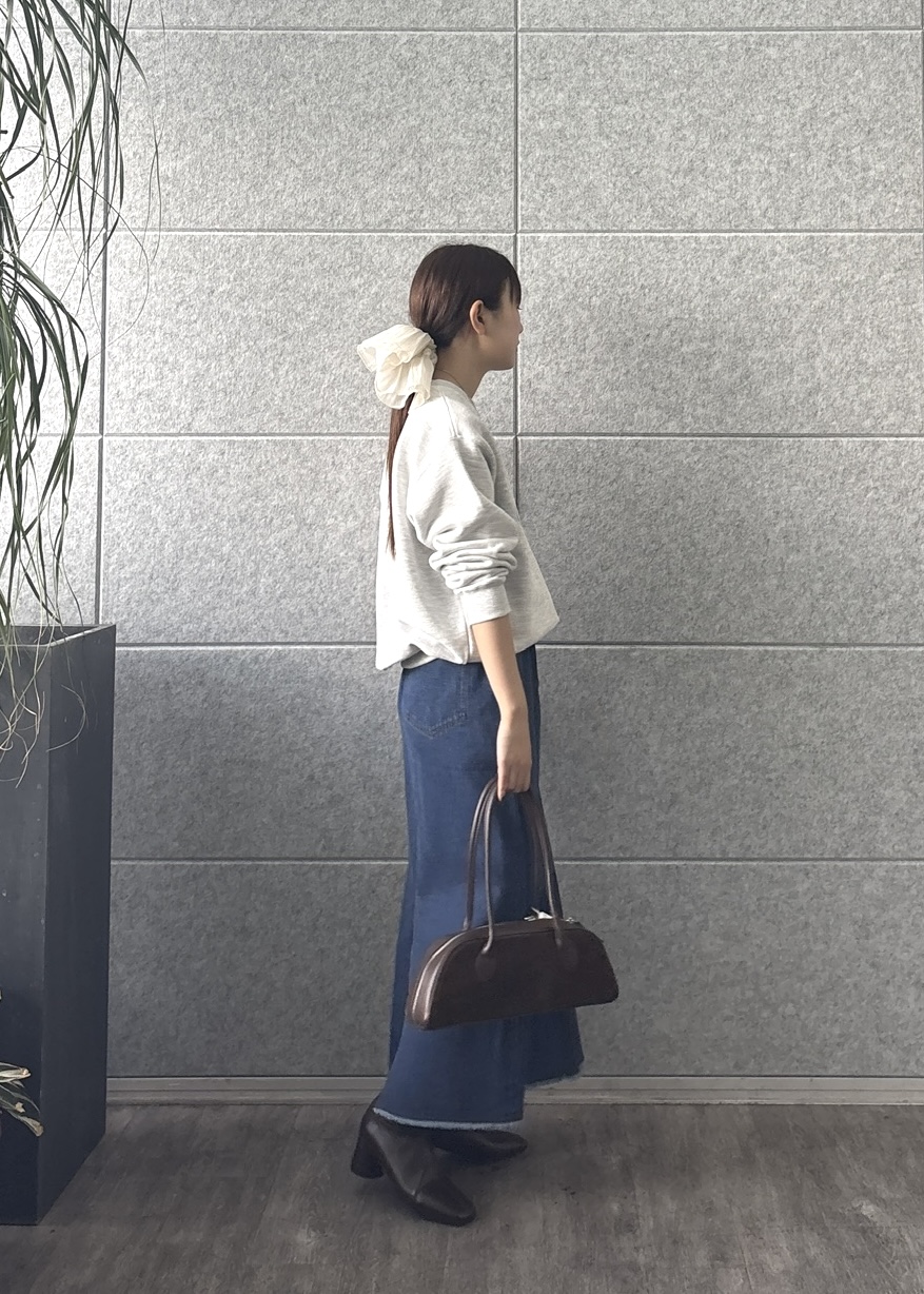 Renoさんの「INDIVI｜フォルムロゴスウェット」を使ったコーディネート