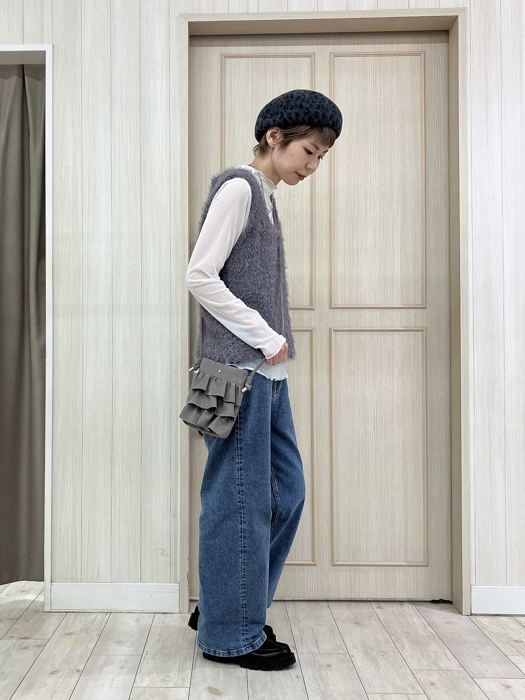 Turnerさんの「SHOO･LA･RUE｜【洗濯機可】重ねるだけで華やかに。ポンポンシャギーベスト」を使ったコーディネート