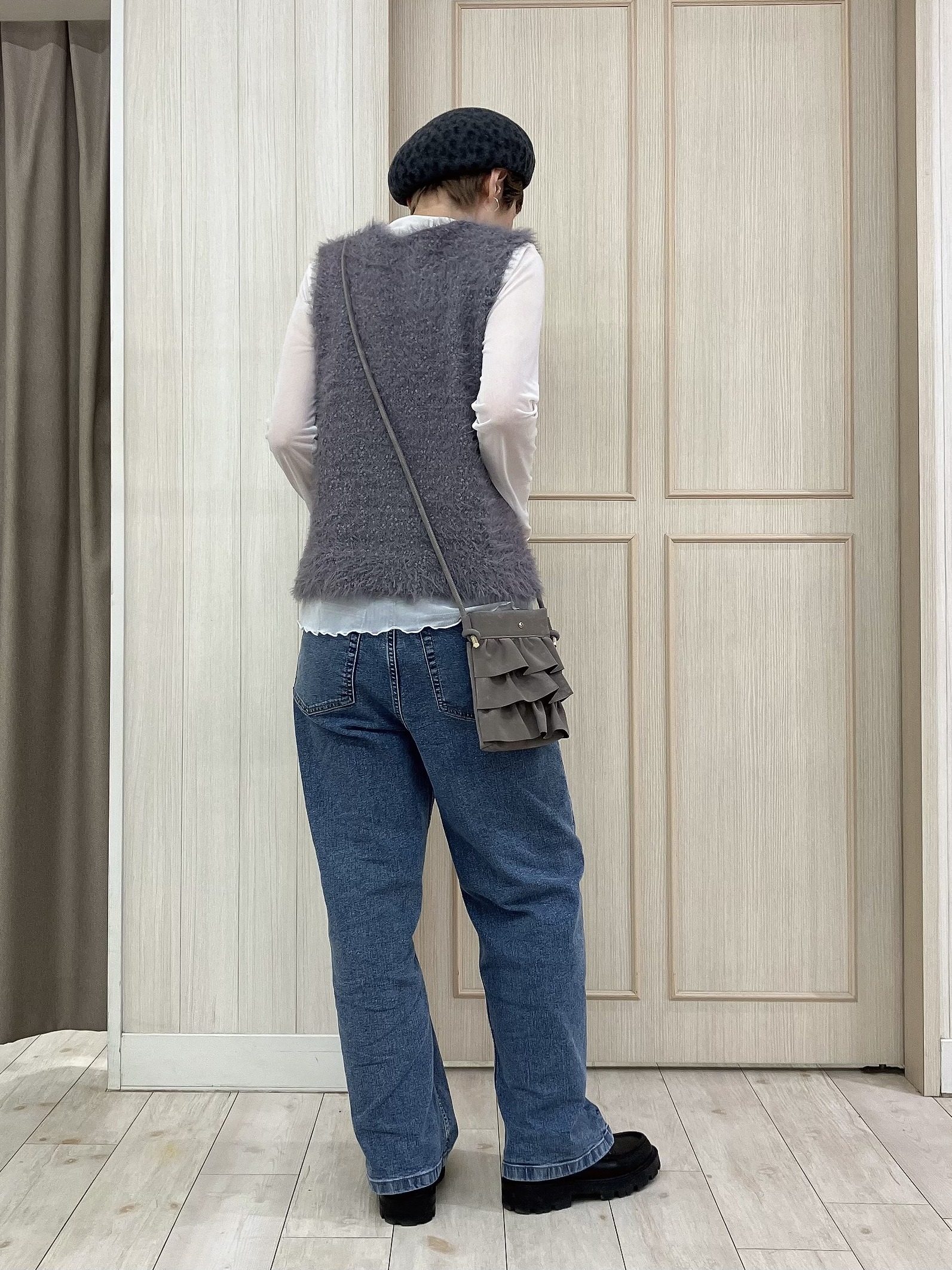 Turnerさんの「SHOO･LA･RUE｜【洗濯機可】重ねるだけで華やかに。ポンポンシャギーベスト」を使ったコーディネート