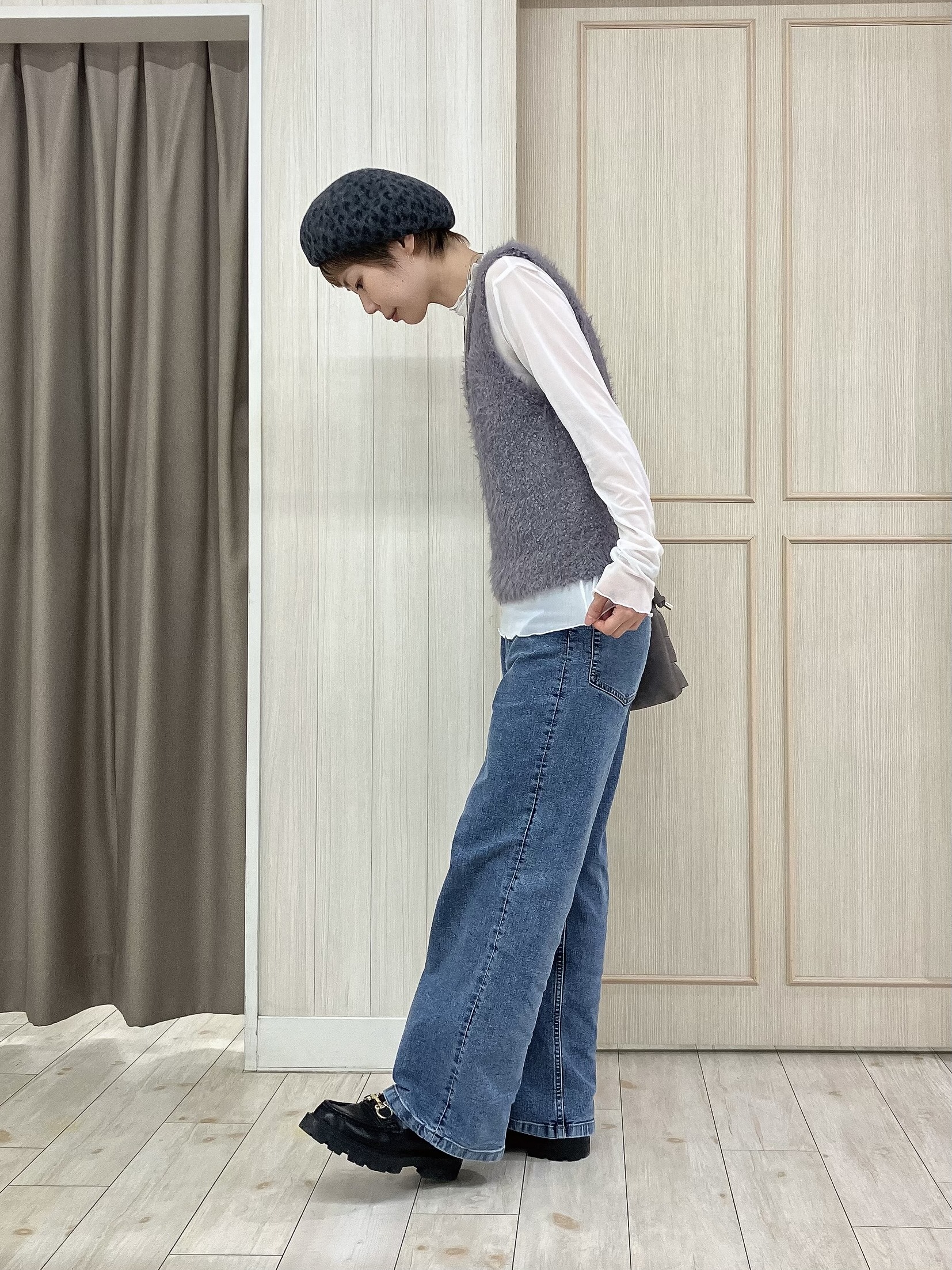 Turnerさんの「SHOO･LA･RUE｜【洗濯機可】重ねるだけで華やかに。ポンポンシャギーベスト」を使ったコーディネート