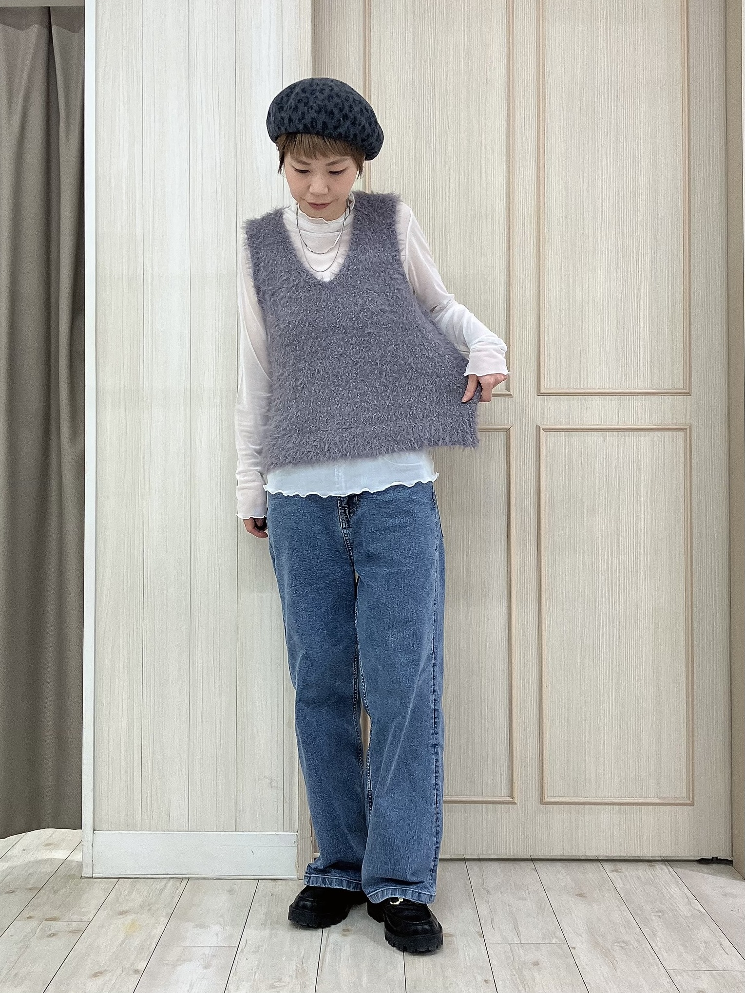 Turnerさんの「SHOO･LA･RUE｜【洗濯機可】重ねるだけで華やかに。ポンポンシャギーベスト」を使ったコーディネート
