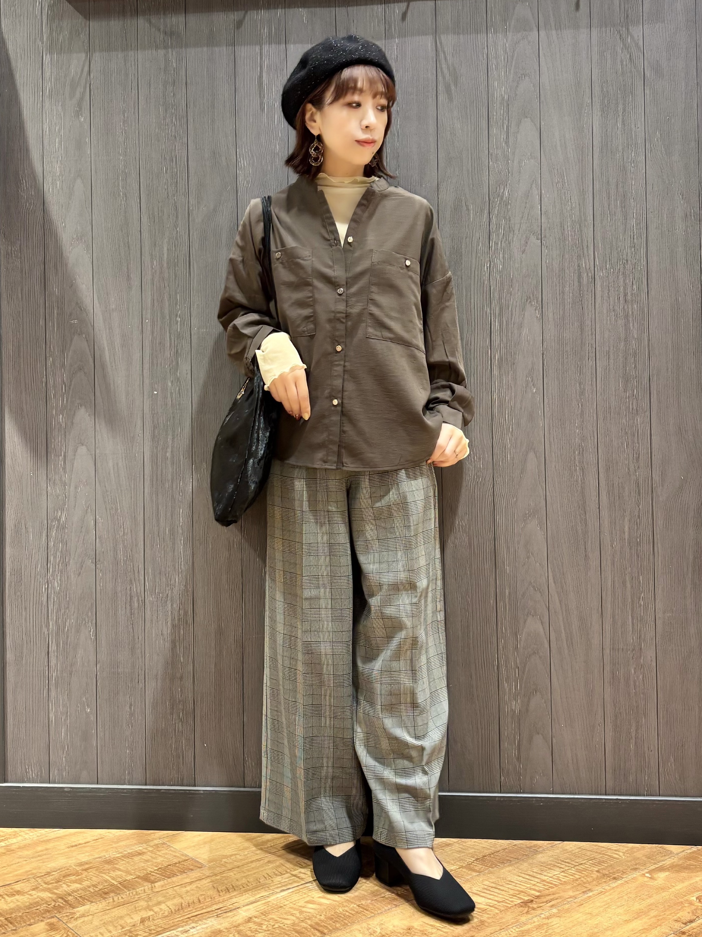 meiさんの「SHOO･LA･RUE｜【洗濯後しわになりにくい/S-LL】キーネック金ボタンポケットシャツ」を使ったコーディネート