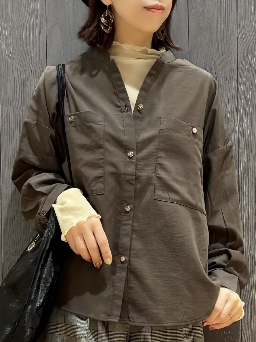 meiさんの「SHOO･LA･RUE｜【洗濯後しわになりにくい/S-LL】キーネック金ボタンポケットシャツ」を使ったコーディネート