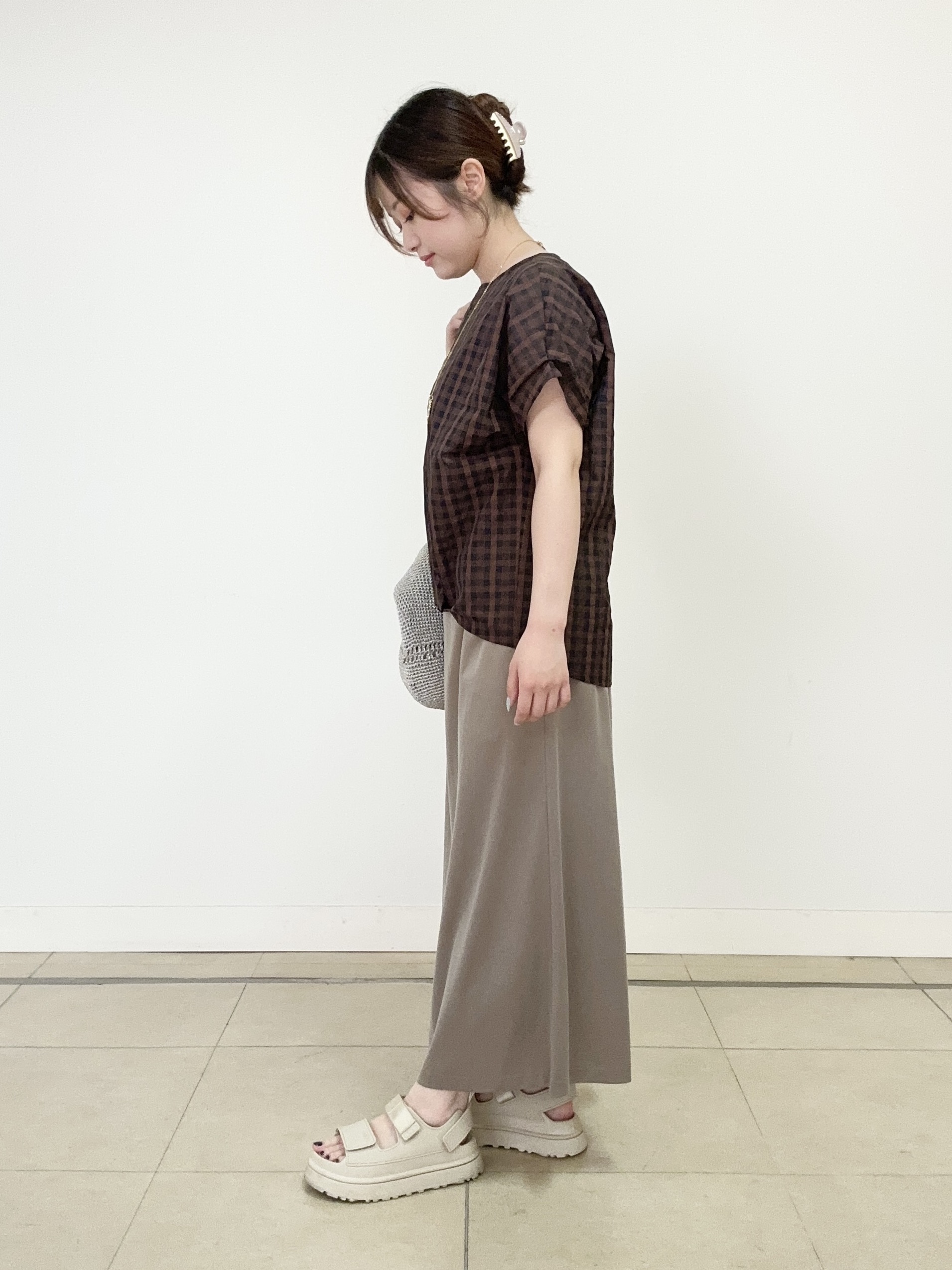 大竹杏佳さんの「UNTITLED｜【秋めきシャツ/体型カバー】シアーチェックブラウス」を使ったコーディネート