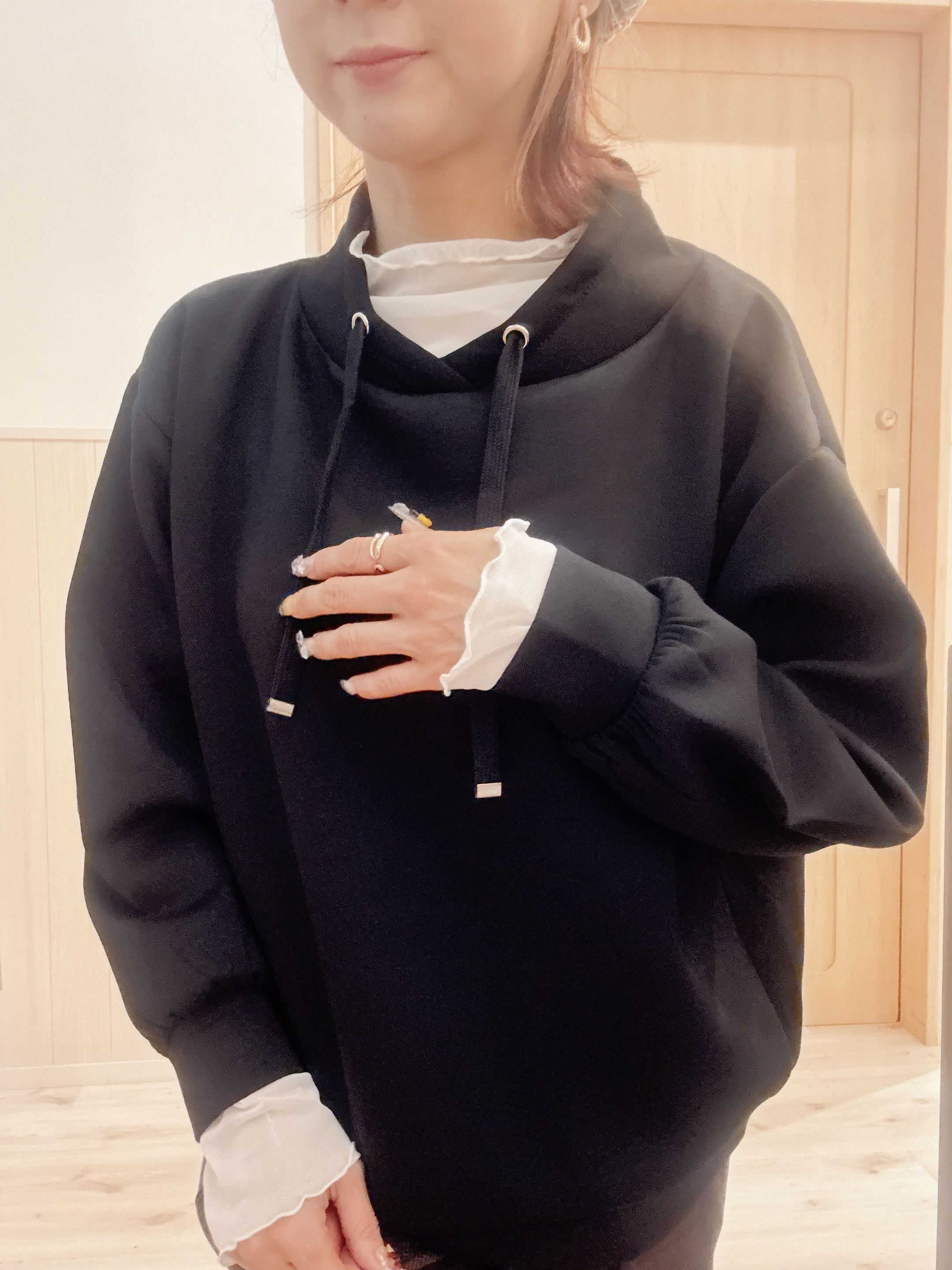 モカさんの「SHOO･LA･RUE｜【S-LL/体型カバー】もちさらなめらかタッチ 抜き襟風トップス」を使ったコーディネート