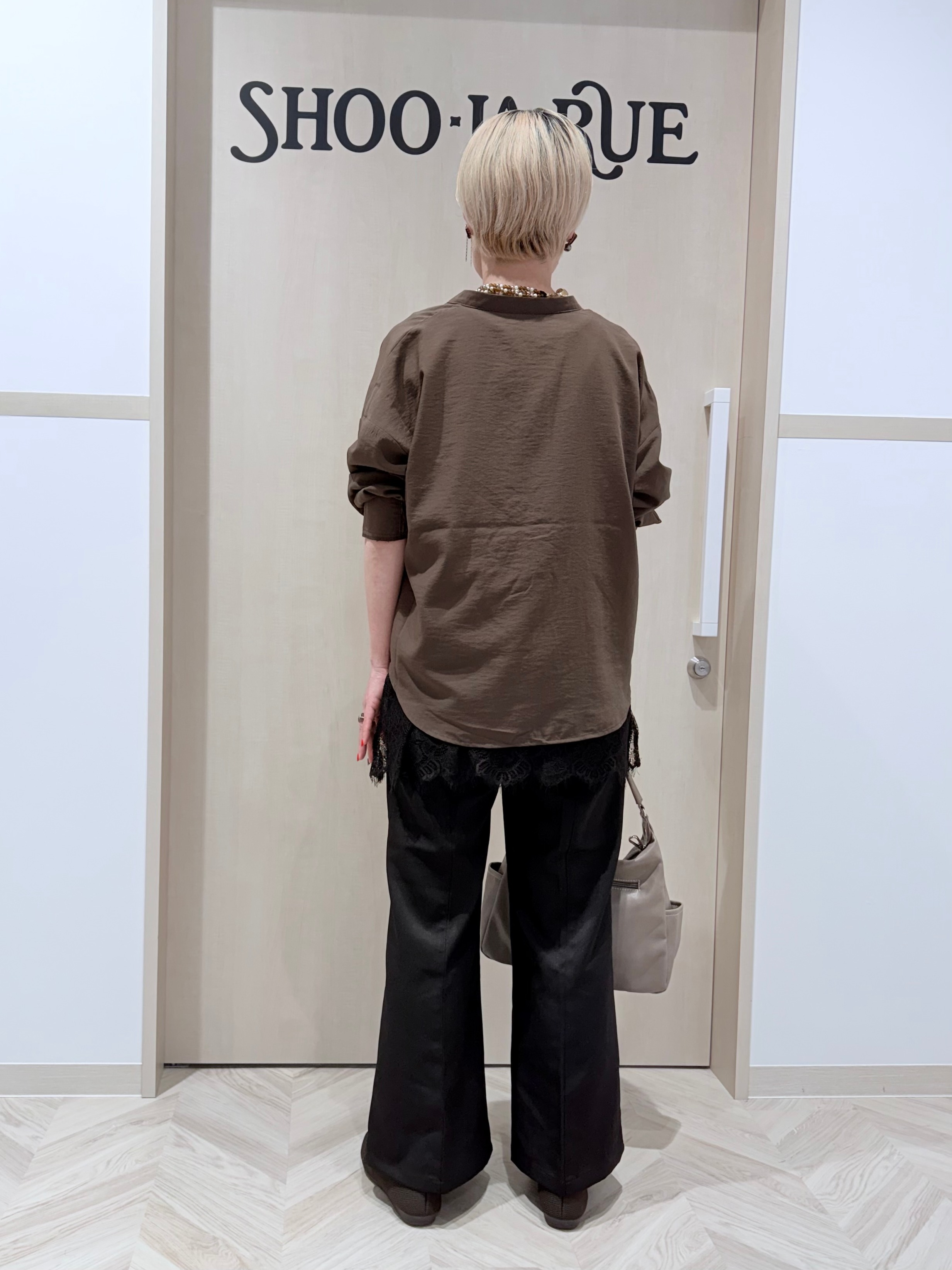 chieさんの「SHOO･LA･RUE｜【洗濯後しわになりにくい/S-LL】こなれ見え ゆるっと キーネック金ボタンポケットシャツ」を使ったコーディネート