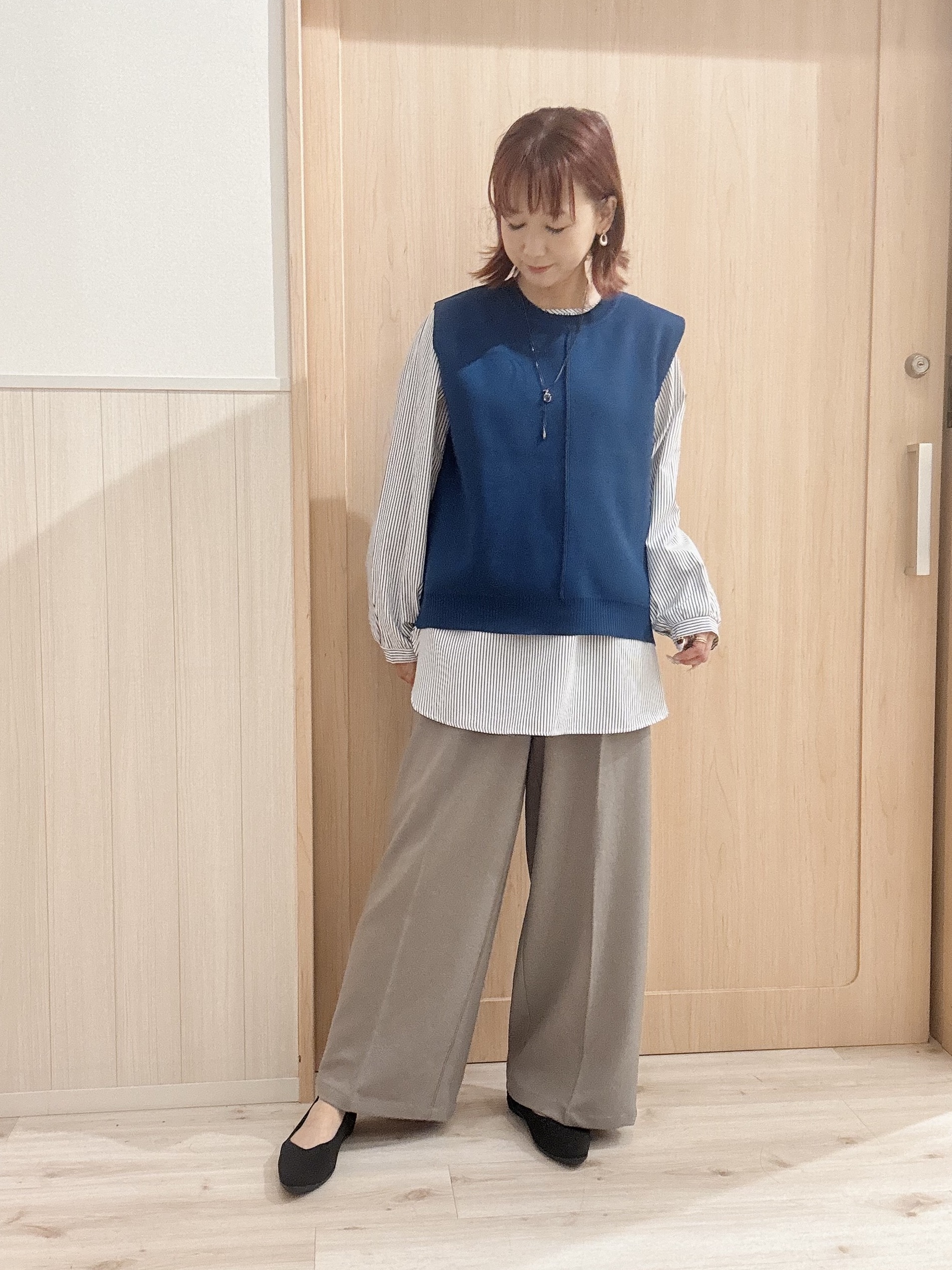 モカさんの「SHOO･LA･RUE｜【2点セット/S-LL】着回し自在 スポンディッシュニットベスト＆フレアシャツ」を使ったコーディネート