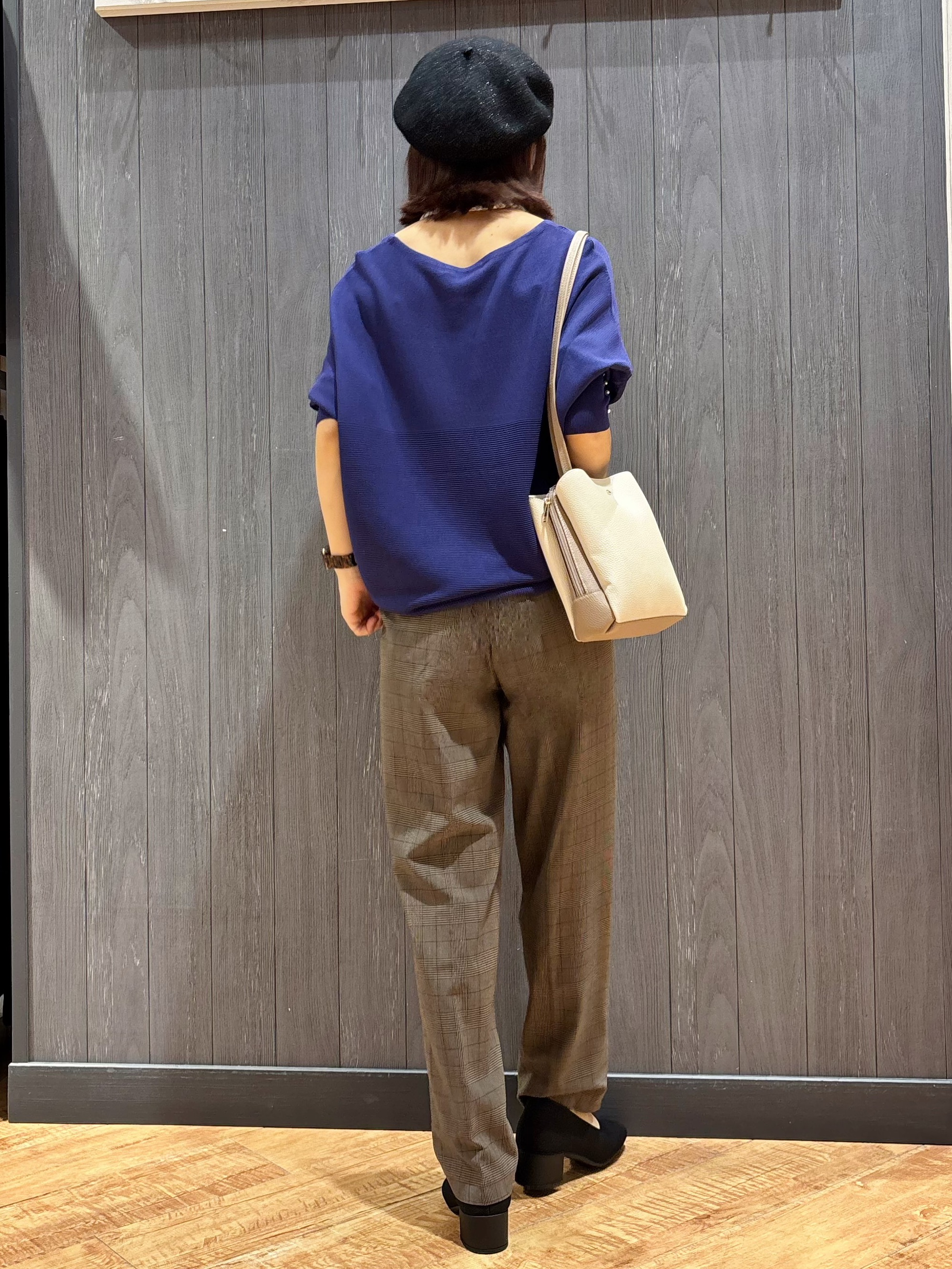meiさんの「SHOO･LA･RUE｜【毛玉になりにくい】パール調ボタンが女性らしさをプラス ガーター切替 7分袖ドルマンニット」を使ったコーディネート