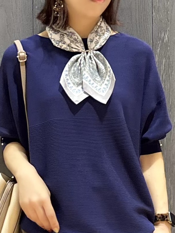 meiさんの「SHOO･LA･RUE｜【毛玉になりにくい】パール調ボタンが女性らしさをプラス ガーター切替 7分袖ドルマンニット」を使ったコーディネート
