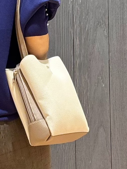meiさんの「SHOO･LA･RUE｜【毛玉になりにくい】パール調ボタンが女性らしさをプラス ガーター切替 7分袖ドルマンニット」を使ったコーディネート
