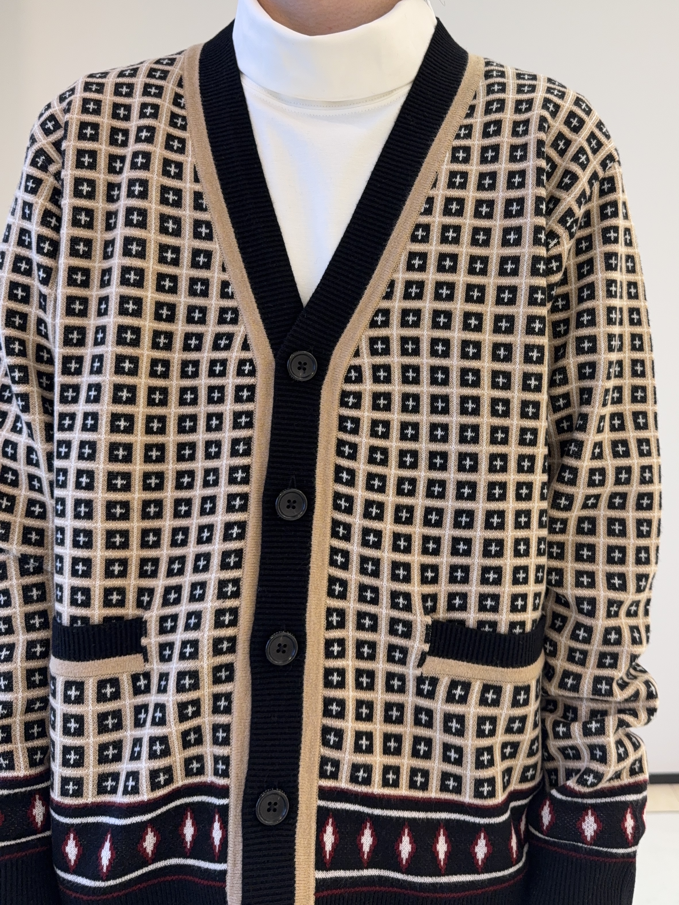 Neoさんの「TAKEO KIKUCHI｜【BOWLER HAT LABEL】ジオメトリック柄カーディガン」を使ったコーディネート