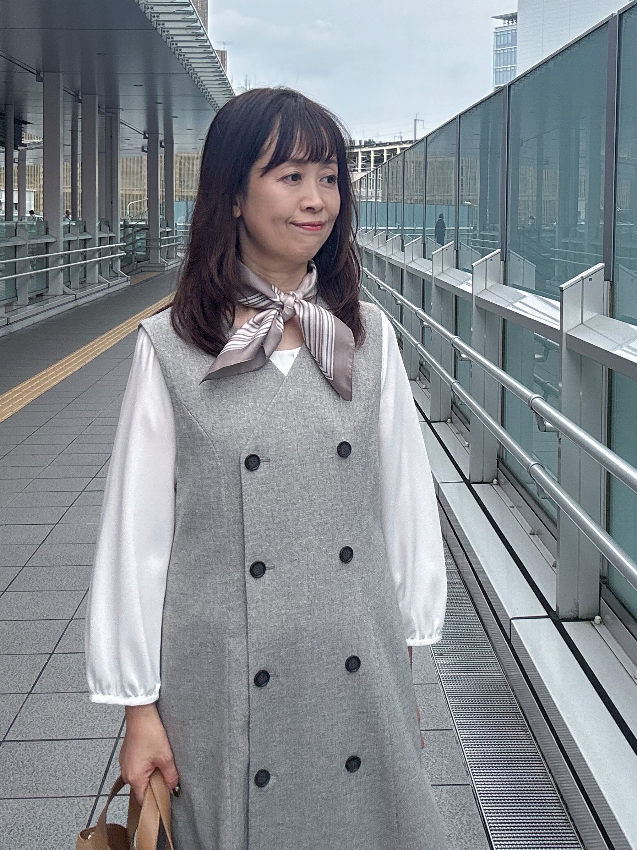 makiさんの「UNTITLED｜【透けにくい/ウエストイン見え】タックブラウス」を使ったコーディネート