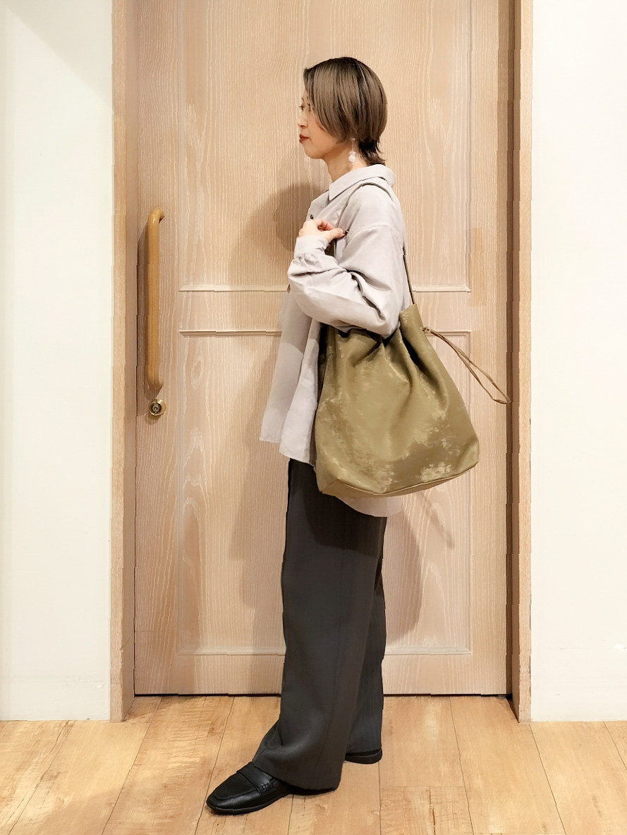 YUKIさんの「SHOO･LA･RUE｜【S-LL/洗濯機可】なめらかさが心地いい。スエード調ポケットシャツ」を使ったコーディネート