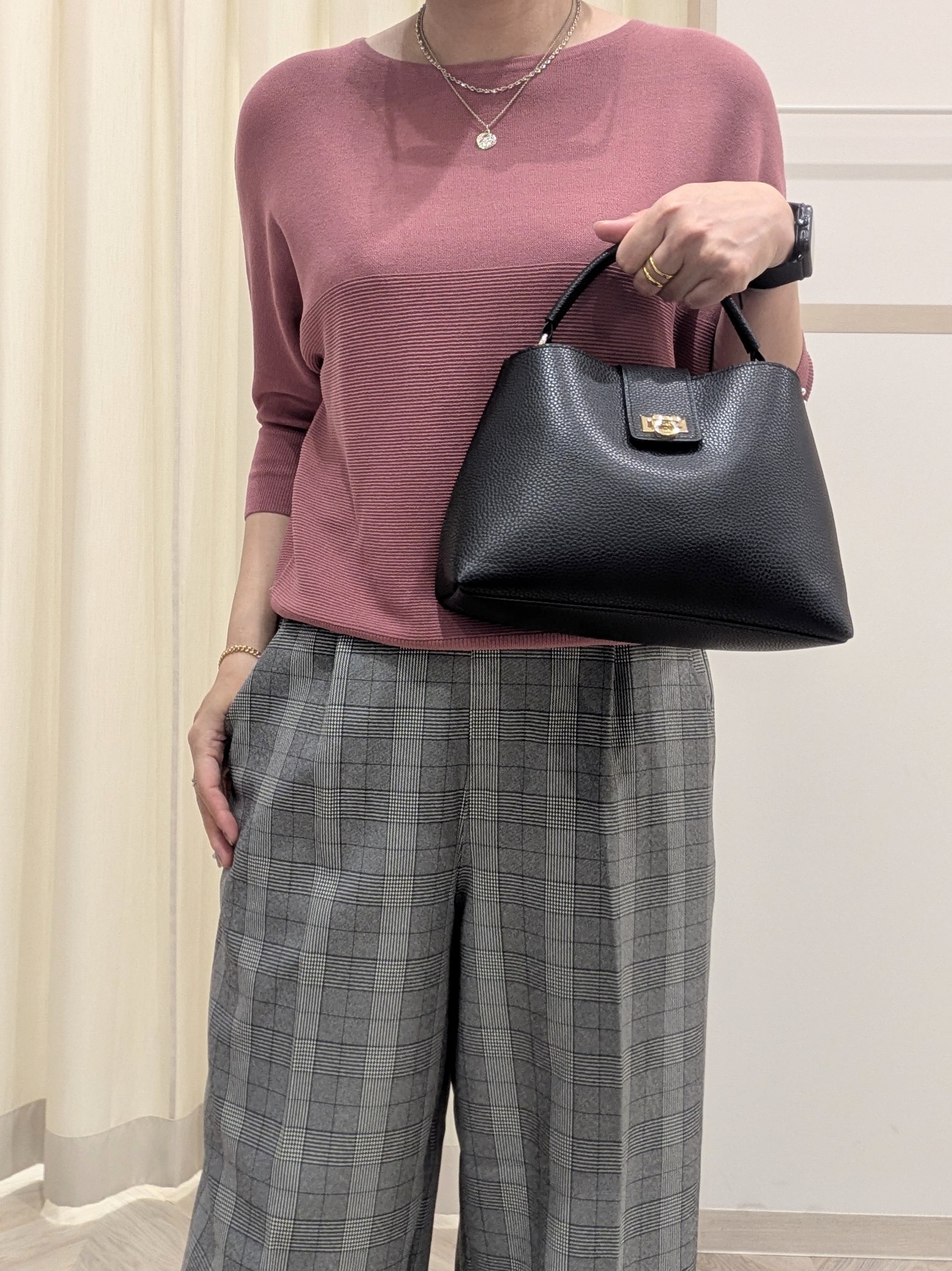 miyuさんの「SHOO･LA･RUE｜【毛玉になりにくい】パール調ボタンが女性らしさをプラス ガーター切替 7分袖ドルマンニット」を使ったコーディネート