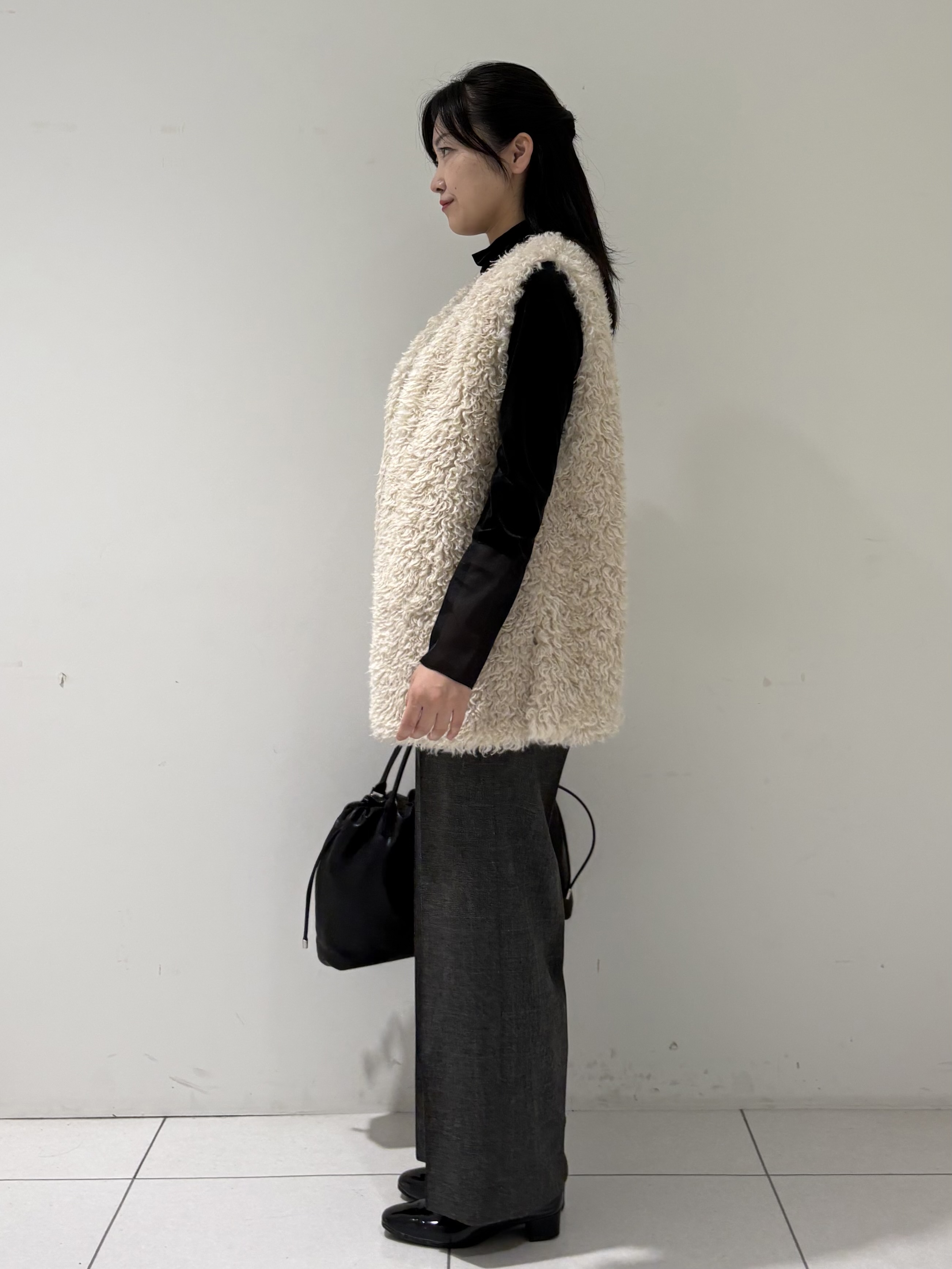 momokoさんの「INDIVI｜【羽織るだけでお洒落】カールエコファー ジレ」を使ったコーディネート
