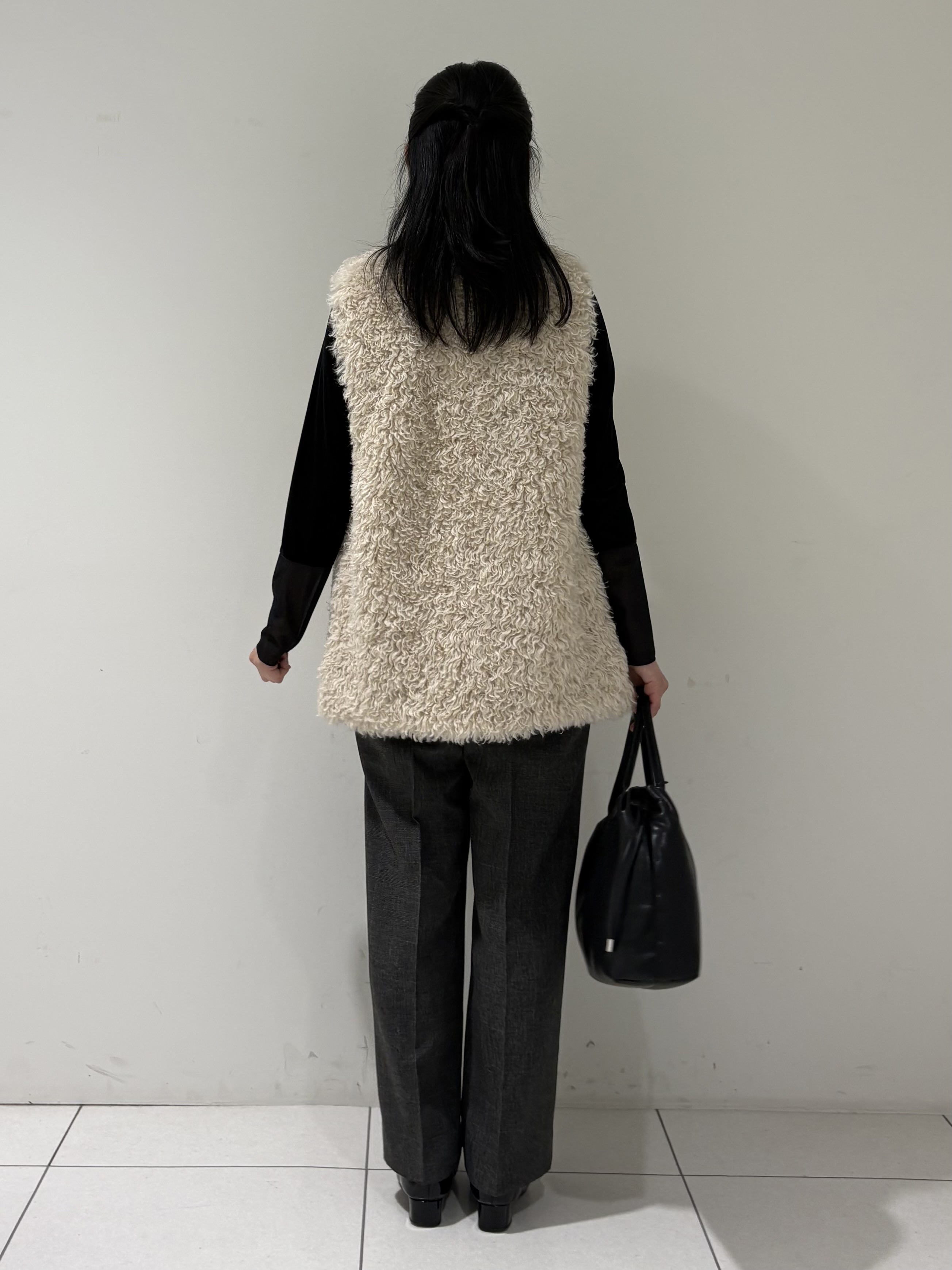 momokoさんの「INDIVI｜【羽織るだけでお洒落】カールエコファー ジレ」を使ったコーディネート