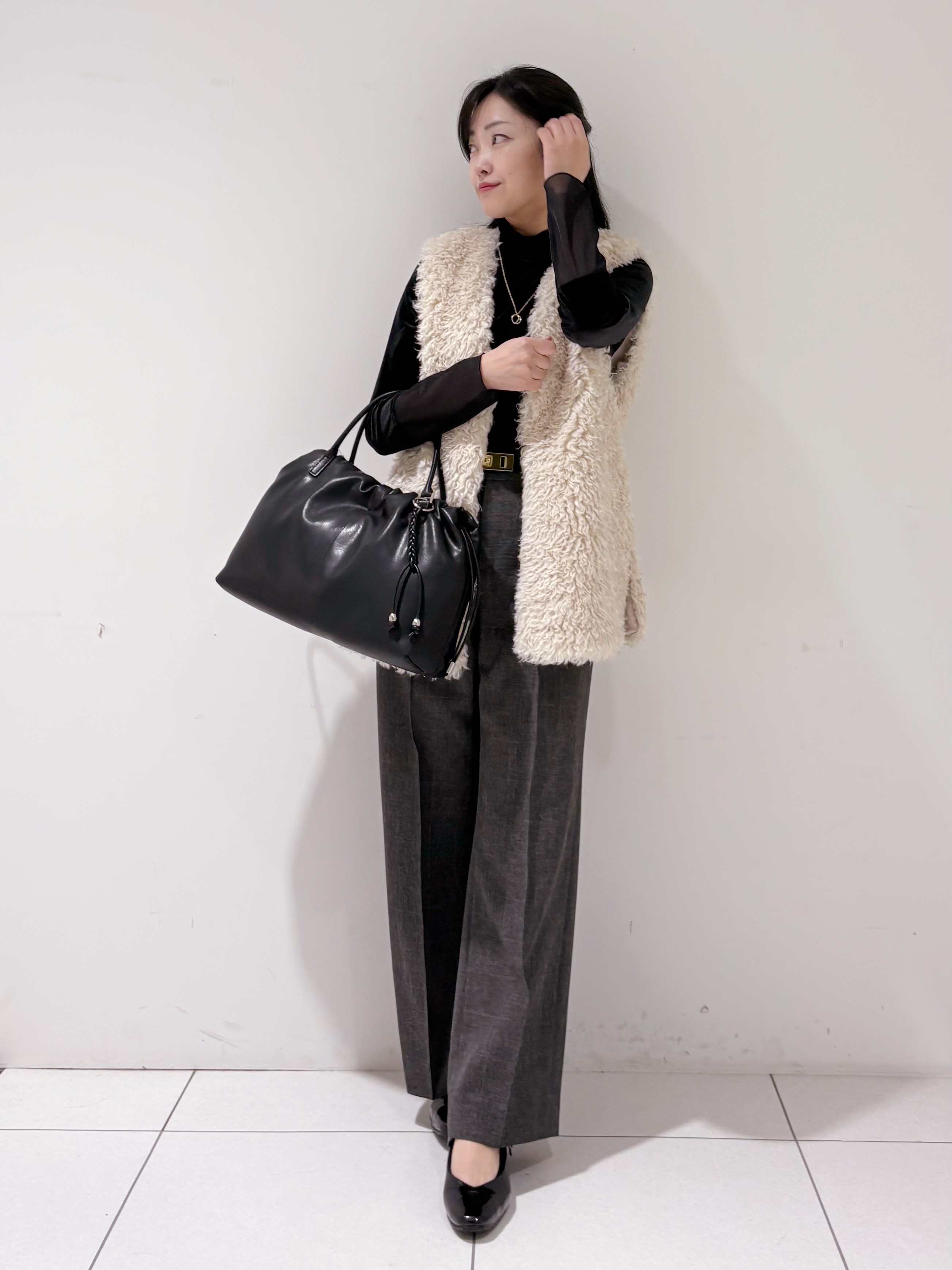 momokoさんの「INDIVI｜【羽織るだけでお洒落】カールエコファー ジレ」を使ったコーディネート