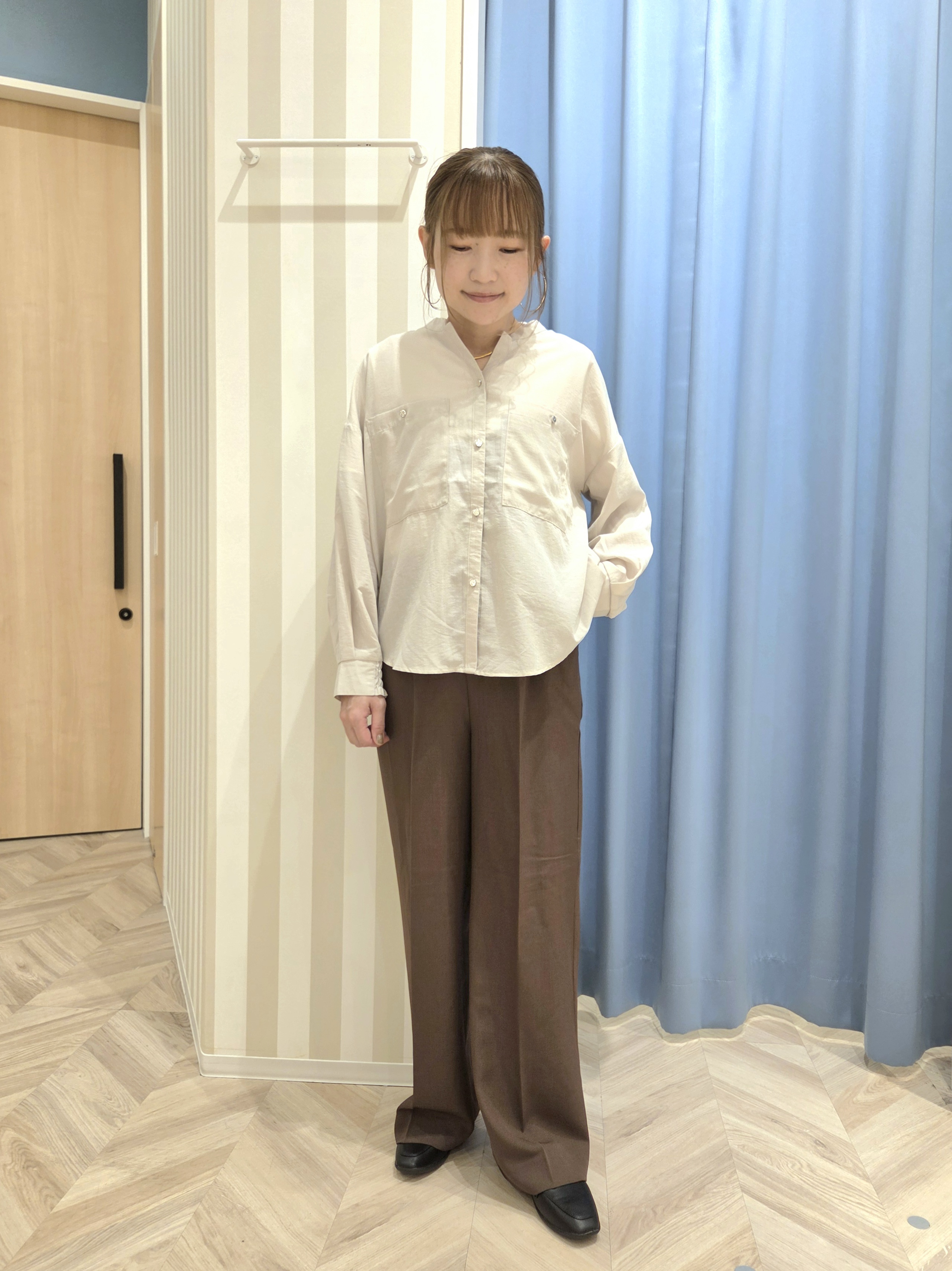 Ikumiさんの「SHOO･LA･RUE｜【洗濯後しわになりにくい/S-LL】こなれ見え ゆるっと キーネック金ボタンポケットシャツ」を使ったコーディネート