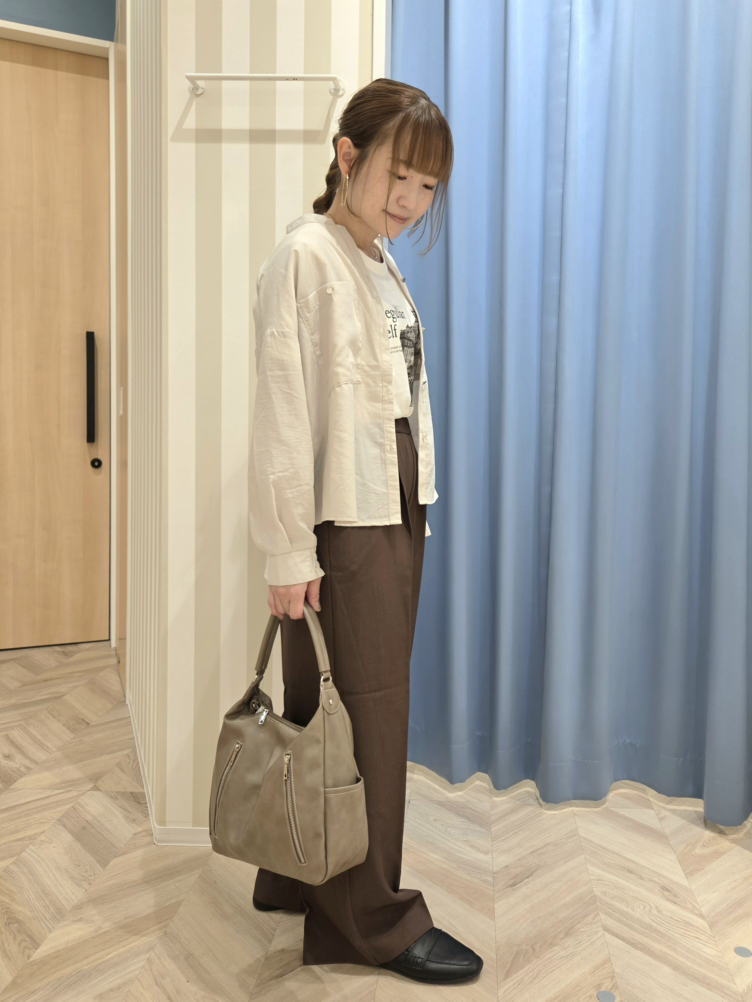 Ikumiさんの「SHOO･LA･RUE｜【洗濯後しわになりにくい/S-LL】こなれ見え ゆるっと キーネック金ボタンポケットシャツ」を使ったコーディネート