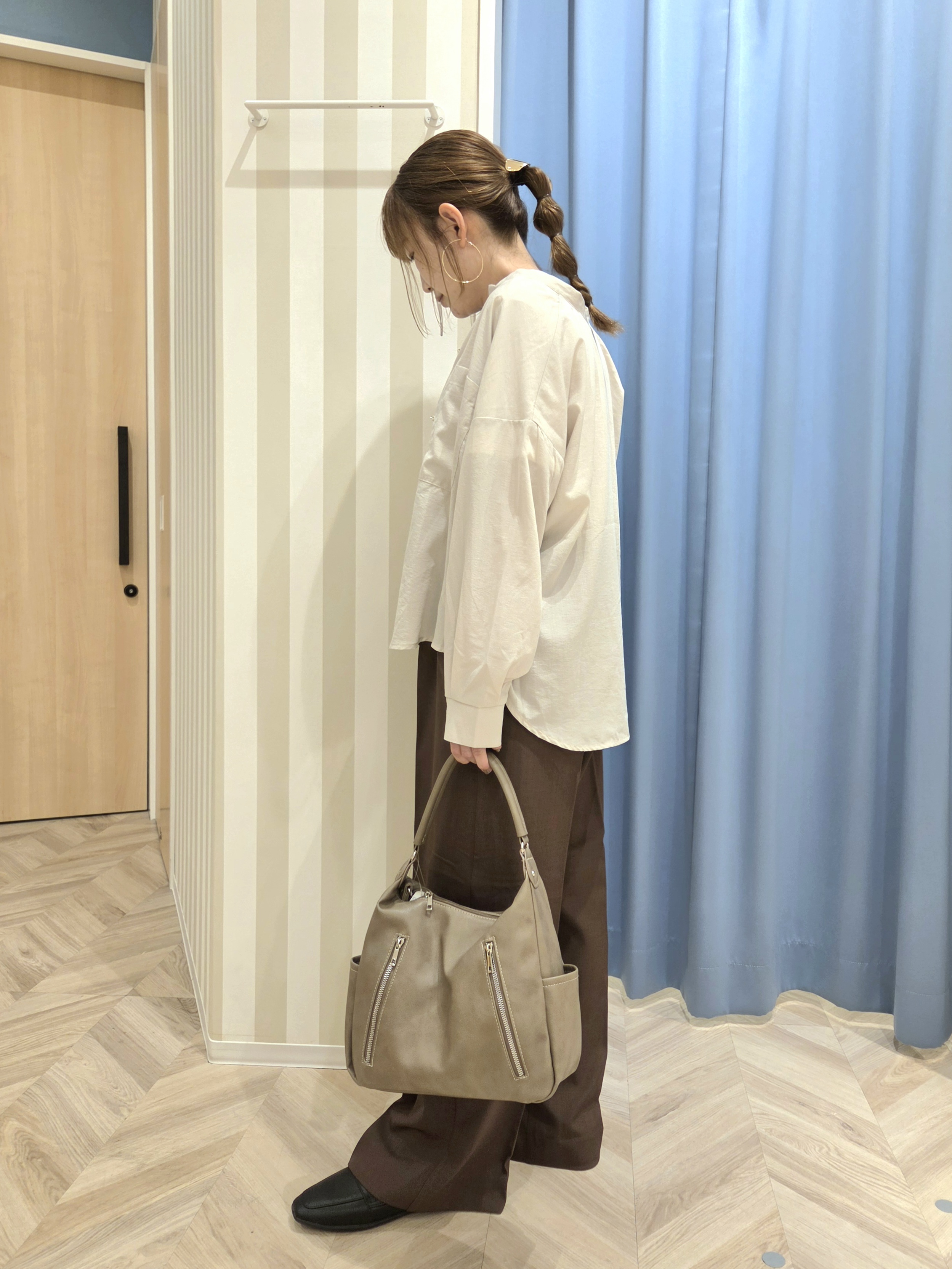 Ikumiさんの「SHOO･LA･RUE｜【洗濯後しわになりにくい/S-LL】こなれ見え ゆるっと キーネック金ボタンポケットシャツ」を使ったコーディネート