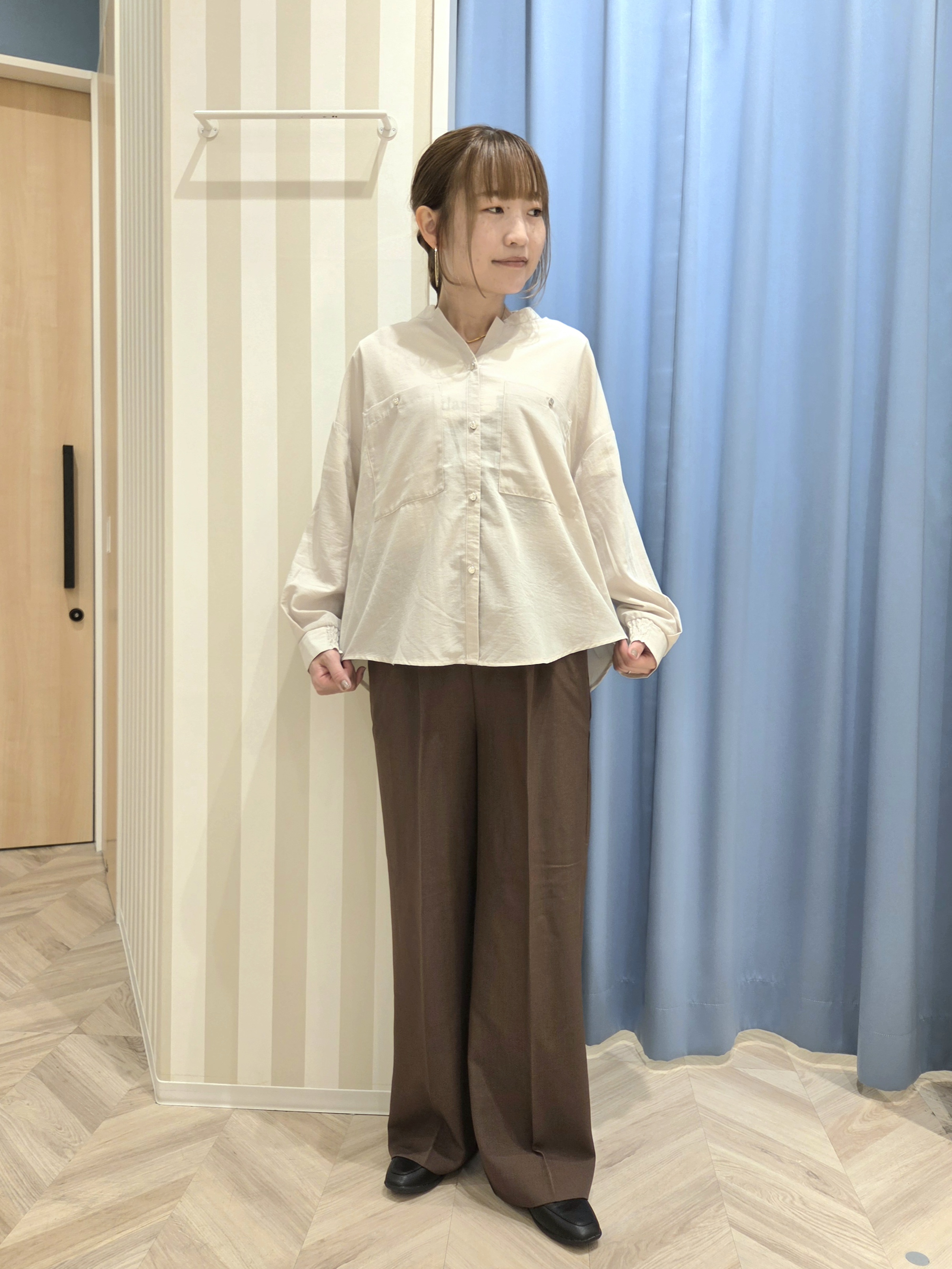 Ikumiさんの「SHOO･LA･RUE｜【洗濯後しわになりにくい/S-LL】こなれ見え ゆるっと キーネック金ボタンポケットシャツ」を使ったコーディネート