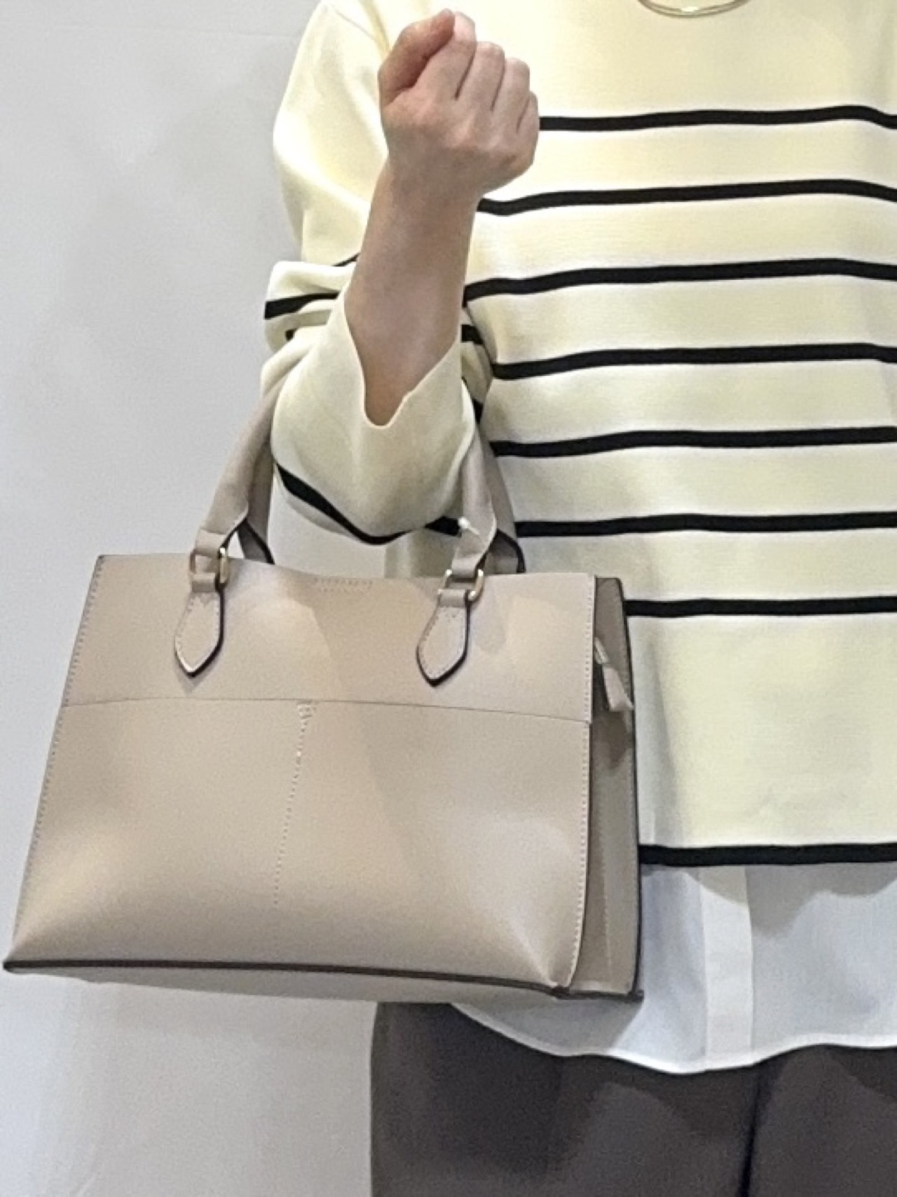 𝐇𝐢𝐫𝐨𝐦𝐢さんの「SHOO･LA･RUE｜【洗濯機可/S-LL】抜け感ある着こなしに 金ボタン付き スポンディッシュ クルーネックニット」を使ったコーディネート
