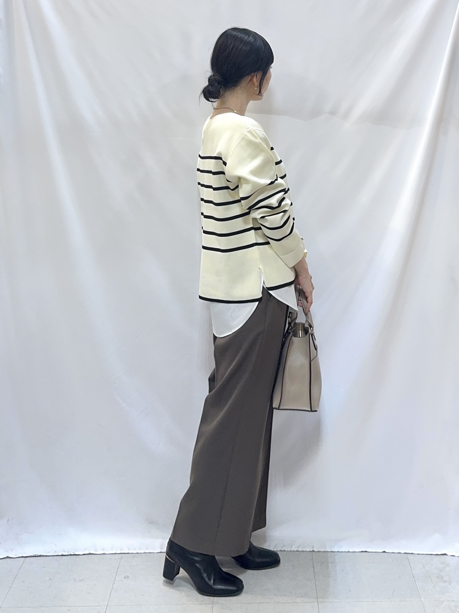 𝐇𝐢𝐫𝐨𝐦𝐢さんの「SHOO･LA･RUE｜【洗濯機可/S-LL】抜け感ある着こなしに 金ボタン付き スポンディッシュ クルーネックニット」を使ったコーディネート