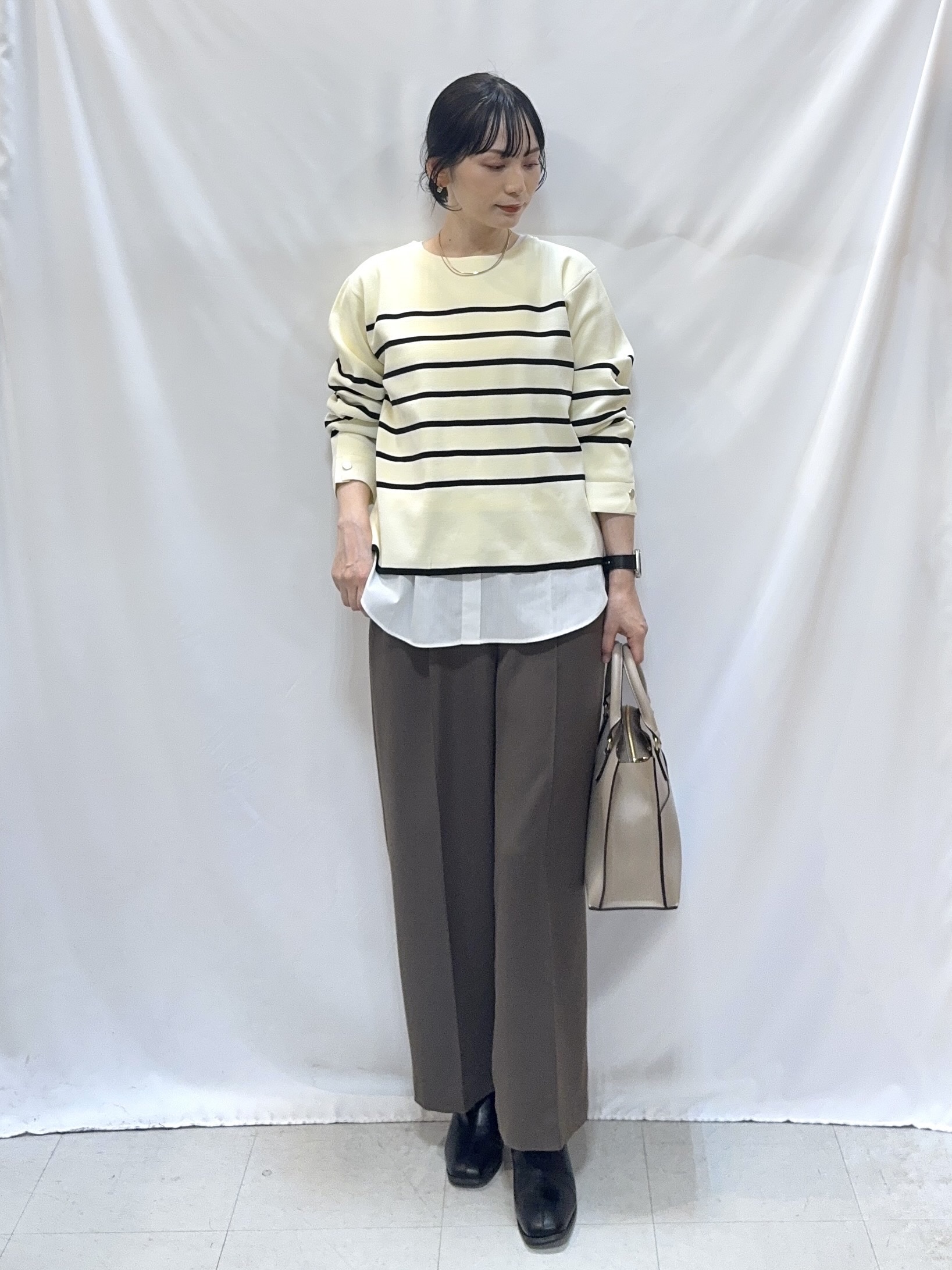 𝐇𝐢𝐫𝐨𝐦𝐢さんの「SHOO･LA･RUE｜【洗濯機可/S-LL】抜け感ある着こなしに 金ボタン付き スポンディッシュ クルーネックニット」を使ったコーディネート