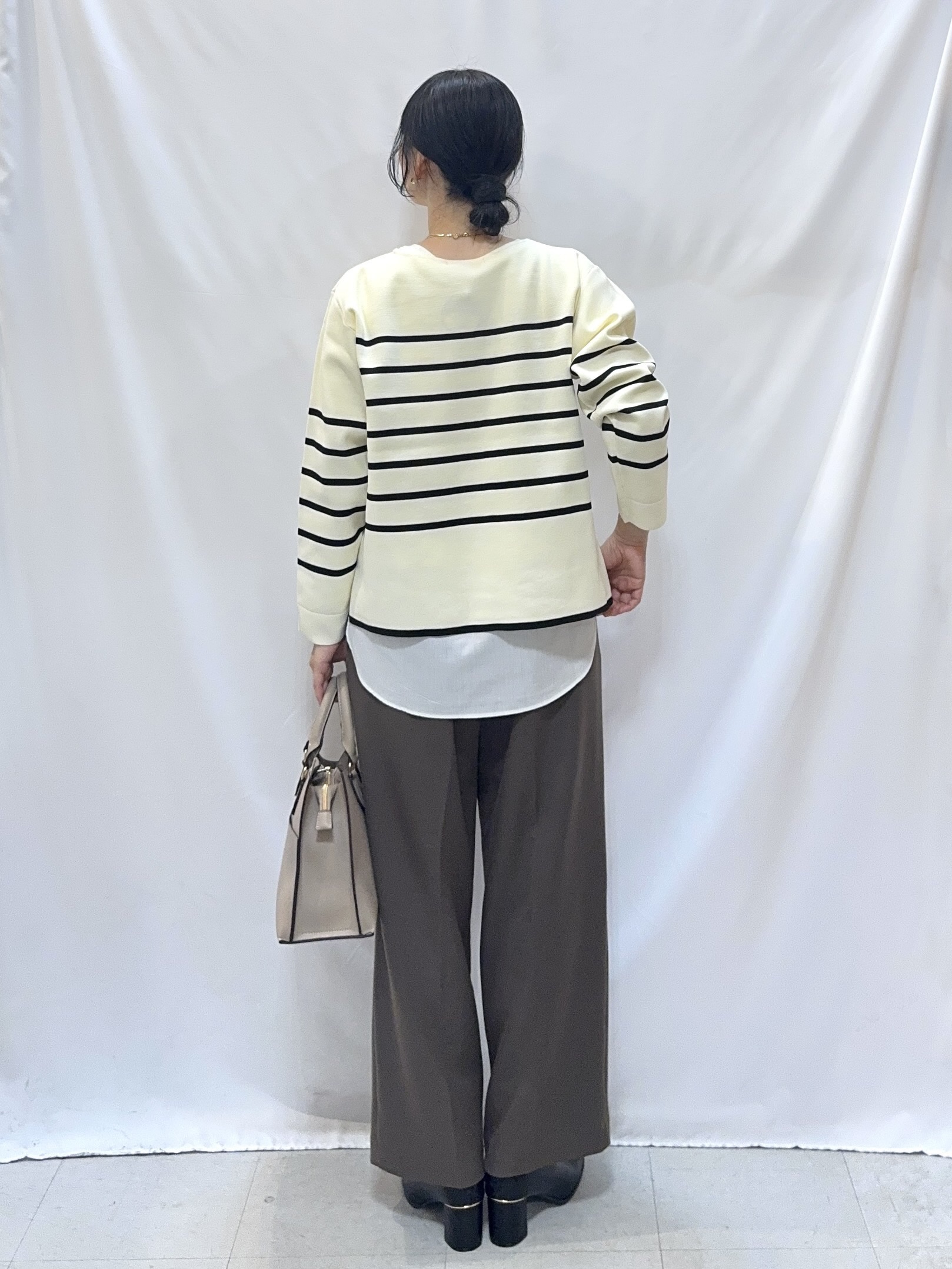 𝐇𝐢𝐫𝐨𝐦𝐢さんの「SHOO･LA･RUE｜【洗濯機可/S-LL】抜け感ある着こなしに 金ボタン付き スポンディッシュ クルーネックニット」を使ったコーディネート