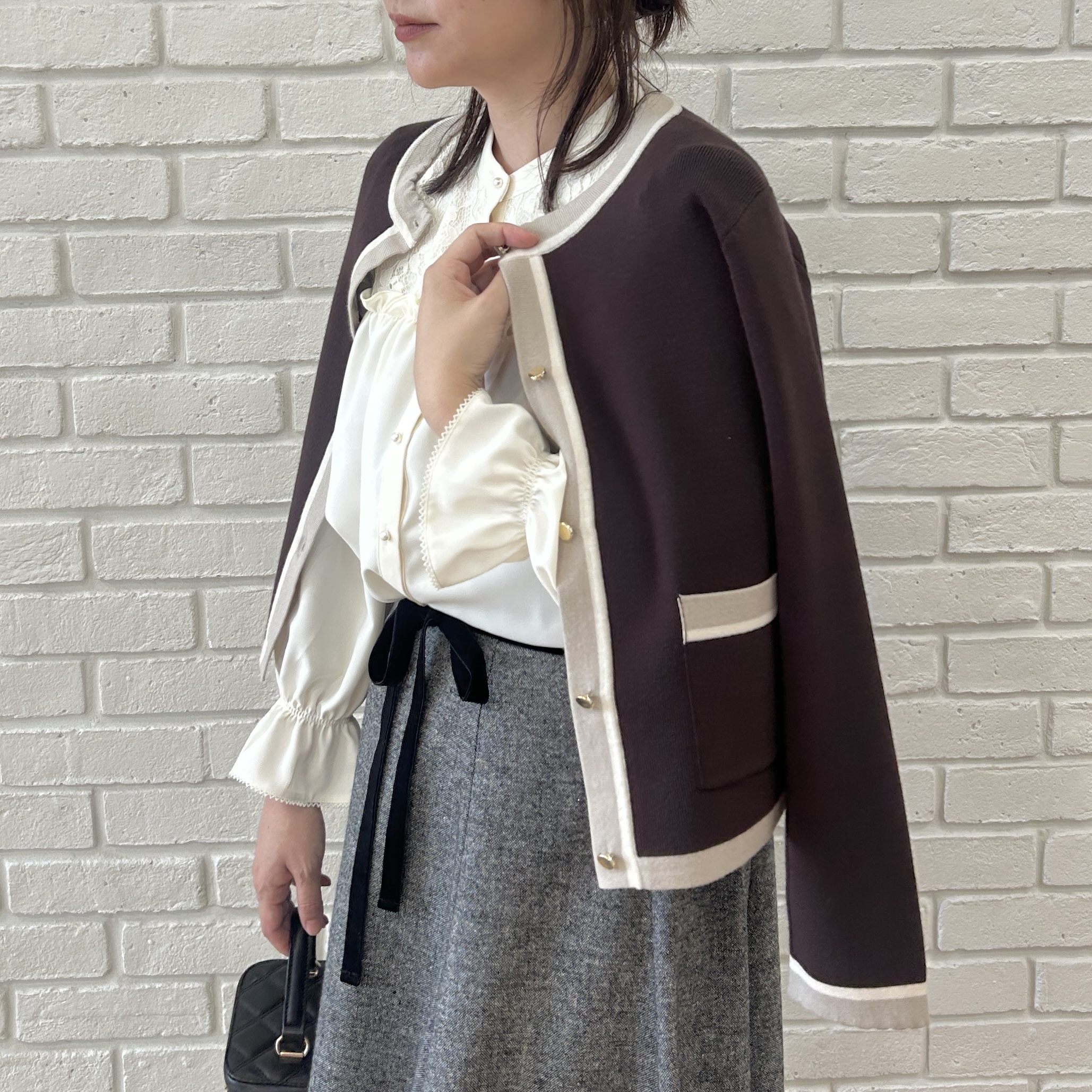 shinoさんの「Couture brooch｜【一枚で主役級】配色総針スカラカーディガン」を使ったコーディネート