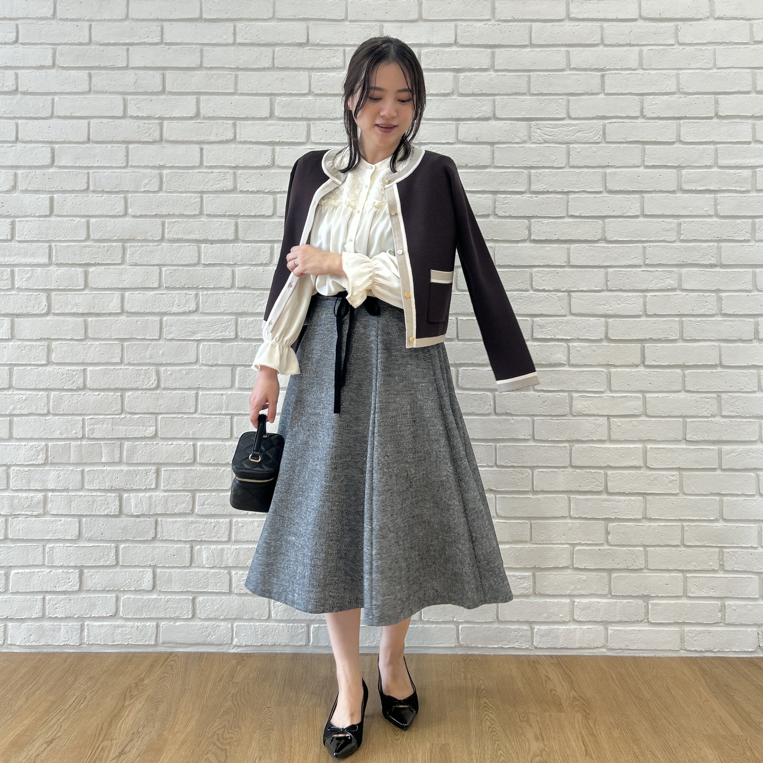 shinoさんの「Couture brooch｜【一枚で主役級】配色総針スカラカーディガン」を使ったコーディネート